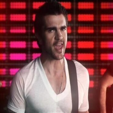Juanes - Me Enamora (Official Music Video)