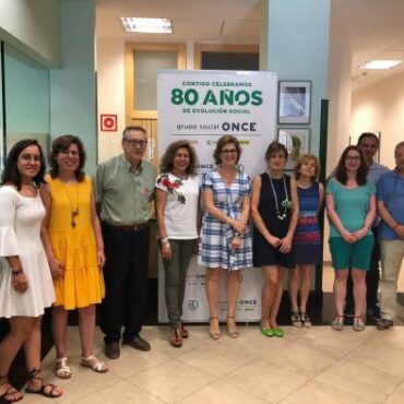 Galería Multimedia04/07/2018Consejería de Bienestar SocialAlbaceteEn la visita a las instalaciones de la ONCE Albacete para conocer el proyecto de “la Casa Inteligente, Accesible y Sostenible”La Dirección provincial de Bienestar Social invita a la Fundación ONCE a participar en el Plenario de los Servicios Sociales de Albacete y reconoce su labor con las personas con discapacidad visualLa directora provincial de Bienestar Social en Albacete, Antonia Coloma ha trasladado al director de la Agencia Administrativa de la ONCE en Albacete, Juan Jesús Sánchez Moreno, la importancia de que en estos órganos donde se reúne profesionales de la Atención Primaria, “participen representantes del movimiento asociativo”, y ha reconocido la contribución de la ONCE para mejorar la cooperación e inclusión social de personas con discapacidad visual. 
Albacete, 4 de julio de 2018- El Gobierno regional ha invitado a la Fundación Once a participar en el próximo Plenario de los Servicios Sociales en Albacete, con el propósito de que este importante colectivo dedicado a la cooperación e inclusión social de personas con discapacidad visual, pueda exponer programas relacionados con los avances en la adaptabilidad de las personas ciegas a diferentes entornos, o en otras áreas en la que trabaja como la comunicación, la inserción laboral, y el asesoramiento administrativo.
 
La directora provincial de Bienestar Social en Albacete, Antonia Coloma ha trasladado la importancia de que en los Plenarios de Servicios Sociales, donde se reúne profesionales de la Atención Primaria, “participen representantes del movimiento asociativo”.
 
Coloma ha remarcado que la principal tarea que desarrolla la Consejería de Bienestar Social está encaminada a mejorar la calidad de vida de las personas con discapacidad, con lo que es “muy positivo conocer opiniones tan reconocidas como las de la ONCE”.
 
La representante de la Consejería ha estado acompañada de la directora provincial de Sanidad, Blanca Hernández y se ha reunido con el director de la Agencia Administrativa de la ONCE en Albacete, Juan Jesús Sánchez Moreno, además de conocer las instalaciones de la sede de la ONCE en la ciudad de Albacete, y el proyecto de la Casa Inteligente, “garantizando un ejemplo de completa accesibilidad en inmuebles, y aprovechando las nuevas tecnologías de la información”.
 
En esta visita, la representante de la Consejería de Bienestar Social también ha conocido el trabajo que desarrollan los profesionales que trabajan en la ONCE, y ha reconocido su labor “apostando por la igualdad de oportunidades”.

      


      
      
    
    Enlace permanente: https://www.castillalamancha.es/node/274348
    

  
  





  
                
    
    
          

  
  





  
                
    
    
      
        
  
  
      
      
Galer&iacutea Multimedia

  
      
          
  
Visita a las instalaciones de la Fundación ONCE en AlbaceteDescargar