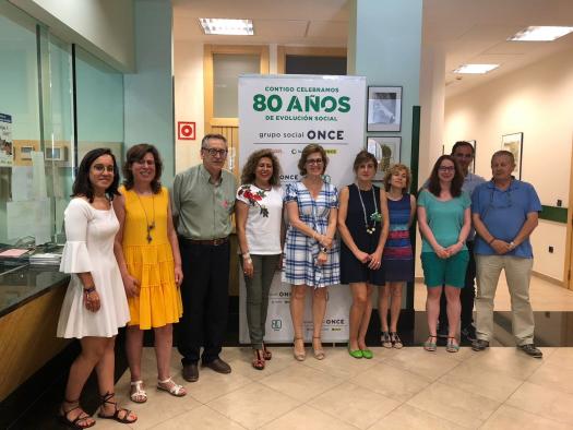 Galería Multimedia04/07/2018Consejería de Bienestar SocialAlbaceteEn la visita a las instalaciones de la ONCE Albacete para conocer el proyecto de “la Casa Inteligente, Accesible y Sostenible”La Dirección provincial de Bienestar Social invita a la Fundación ONCE a participar en el Plenario de los Servicios Sociales de Albacete y reconoce su labor con las personas con discapacidad visualLa directora provincial de Bienestar Social en Albacete, Antonia Coloma ha trasladado al director de la Agencia Administrativa de la ONCE en Albacete, Juan Jesús Sánchez Moreno, la importancia de que en estos órganos donde se reúne profesionales de la Atención Primaria, “participen representantes del movimiento asociativo”, y ha reconocido la contribución de la ONCE para mejorar la cooperación e inclusión social de personas con discapacidad visual. 
Albacete, 4 de julio de 2018- El Gobierno regional ha invitado a la Fundación Once a participar en el próximo Plenario de los Servicios Sociales en Albacete, con el propósito de que este importante colectivo dedicado a la cooperación e inclusión social de personas con discapacidad visual, pueda exponer programas relacionados con los avances en la adaptabilidad de las personas ciegas a diferentes entornos, o en otras áreas en la que trabaja como la comunicación, la inserción laboral, y el asesoramiento administrativo.
 
La directora provincial de Bienestar Social en Albacete, Antonia Coloma ha trasladado la importancia de que en los Plenarios de Servicios Sociales, donde se reúne profesionales de la Atención Primaria, “participen representantes del movimiento asociativo”.
 
Coloma ha remarcado que la principal tarea que desarrolla la Consejería de Bienestar Social está encaminada a mejorar la calidad de vida de las personas con discapacidad, con lo que es “muy positivo conocer opiniones tan reconocidas como las de la ONCE”.
 
La representante de la Consejería ha estado acompañada de la directora provincial de Sanidad, Blanca Hernández y se ha reunido con el director de la Agencia Administrativa de la ONCE en Albacete, Juan Jesús Sánchez Moreno, además de conocer las instalaciones de la sede de la ONCE en la ciudad de Albacete, y el proyecto de la Casa Inteligente, “garantizando un ejemplo de completa accesibilidad en inmuebles, y aprovechando las nuevas tecnologías de la información”.
 
En esta visita, la representante de la Consejería de Bienestar Social también ha conocido el trabajo que desarrollan los profesionales que trabajan en la ONCE, y ha reconocido su labor “apostando por la igualdad de oportunidades”.

      


      
      
    
    Enlace permanente: https://www.castillalamancha.es/node/274348
    

  
  





  
                
    
    
          

  
  





  
                
    
    
      
        
  
  
      
      
Galer&iacutea Multimedia

  
      
          
  
Visita a las instalaciones de la Fundación ONCE en AlbaceteDescargar