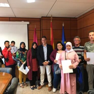 Galería Multimedia07/06/2018Consejería de FomentoAlbaceteEn el presente año 2018, han sido 13 las viviendas adjudicadas en régimen de alquiler en nuestra provinciaEl Gobierno regional adjudicó 112 viviendas en régimen de alquiler en la presente legislatura, en la provincia de AlbaceteEl director provincial de Fomento ha recordado que 53 beneficiarios estaban inscritos en el Registro de Demandantes de Vivienda, y el resto se priorizaron por los Servicios Sociales, el Instituto de la Mujer, o la colaboración de la Oficina de Asesoramiento, Información e Intermediación Hipotecaria de Albacete.
 
César López Ballesteros hizo entrega hoy de las llaves de siete viviendas en régimen de alquiler en las localidades albaceteñas de Hellín, Caudete y Madrigueras, que previamente fueron rehabilitadas por parte de la Junta de Comunidades con una inversión de 18.000 euros. 
Albacete, 7 de junio de 2018.- El Gobierno regional ha adjudicado 112 viviendas en régimen de alquiler en la presente Legislatura, en la provincia de Albacete, a través del Registro de Demandantes de Vivienda, con la priorización en 53 casos de los Servicios Sociales, el Instituto de la Mujer, y la colaboración de la Oficina de Asesoramiento, Información e Intermediación Hipotecaria de Albacete.
 
Así lo ha trasladado el director provincial de Fomento, César López Ballesteros, durante el acto de entrega de siete viviendas en régimen de alquiler en las localidades albaceteñas de Hellín, Caudete y Madrigueras, que previamente fueron rehabilitadas por parte de la Junta de Comunidades con una inversión de 18.000 euros.
 
López Ballesteros ha subrayado que estas actuaciones en estas viviendas han consistido en arreglo de desperfectos, albañilería y fontanería, sustitución de puertas, y pintura, entre otros.
 
Durante este acto con los beneficiarios que accederán a sus viviendas, el director provincial de Fomento ha remarcado “la celeridad en la rehabilitación y entrega de estas viviendas por parte del Gobierno de Castilla-La Mancha para evitar la posible ocupación ilegal de estos inmuebles”.
 
Además, el director provincial de Fomento ha subrayado que “los alquileres están adaptados al carácter social de la viviendas, y los usuarios pueden acceder también a otras ayudas de la Junta de Comunidades, que les pueden permitir en caso de cumplir las condiciones necesarias una reducción de la renta del 50 por ciento durante dos años”.  
 
Posteriormente, estos beneficiarios pueden volver a solicitar esa reducción sucesivamente durante plazos de 2 años, siempre y cuando continúen cumpliendo los requisitos.
 
En el acto de la entrega de llaves, César López Ballesteros ha puesto en valor el trabajo de la Consejería de Fomento “por dotar de una solución habitacional digna a todos los ciudadanos que lo necesiten y ha remarcado que a partir de hoy siete familias de la provincia de Albacete tienen no sólo una vivienda para consolidar su futuro, sino también un hogar que permitirá afrontar sus retos futuros con mayor tranquilidad gracias a la política de vivienda del presidente de la Comunidad Autónoma, Emiliano García Page”.
 
Por último, ha apuntado que en el presente año 2018, han sido 13 las viviendas adjudicadas en régimen de alquiler en nuestra provincia.

      


      
      
    
    Enlace permanente: https://www.castillalamancha.es/node/272635
    

  
  





  
                
    
    
          

  
  





  
                
    
    
      
        
  
  
      
      
Galer&iacutea Multimedia

  
      
          
  
Acto de entrega de siete viviendas en régimen de alquiler en AlbaceteDescargarActo de entrega de siete viviendas en régimen de alquiler en AlbaceteDescargar