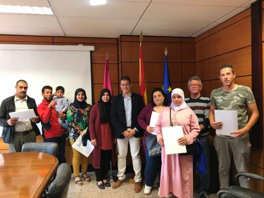 Galería Multimedia07/06/2018Consejería de FomentoAlbaceteEn el presente año 2018, han sido 13 las viviendas adjudicadas en régimen de alquiler en nuestra provinciaEl Gobierno regional adjudicó 112 viviendas en régimen de alquiler en la presente legislatura, en la provincia de AlbaceteEl director provincial de Fomento ha recordado que 53 beneficiarios estaban inscritos en el Registro de Demandantes de Vivienda, y el resto se priorizaron por los Servicios Sociales, el Instituto de la Mujer, o la colaboración de la Oficina de Asesoramiento, Información e Intermediación Hipotecaria de Albacete.
 
César López Ballesteros hizo entrega hoy de las llaves de siete viviendas en régimen de alquiler en las localidades albaceteñas de Hellín, Caudete y Madrigueras, que previamente fueron rehabilitadas por parte de la Junta de Comunidades con una inversión de 18.000 euros. 
Albacete, 7 de junio de 2018.- El Gobierno regional ha adjudicado 112 viviendas en régimen de alquiler en la presente Legislatura, en la provincia de Albacete, a través del Registro de Demandantes de Vivienda, con la priorización en 53 casos de los Servicios Sociales, el Instituto de la Mujer, y la colaboración de la Oficina de Asesoramiento, Información e Intermediación Hipotecaria de Albacete.
 
Así lo ha trasladado el director provincial de Fomento, César López Ballesteros, durante el acto de entrega de siete viviendas en régimen de alquiler en las localidades albaceteñas de Hellín, Caudete y Madrigueras, que previamente fueron rehabilitadas por parte de la Junta de Comunidades con una inversión de 18.000 euros.
 
López Ballesteros ha subrayado que estas actuaciones en estas viviendas han consistido en arreglo de desperfectos, albañilería y fontanería, sustitución de puertas, y pintura, entre otros.
 
Durante este acto con los beneficiarios que accederán a sus viviendas, el director provincial de Fomento ha remarcado “la celeridad en la rehabilitación y entrega de estas viviendas por parte del Gobierno de Castilla-La Mancha para evitar la posible ocupación ilegal de estos inmuebles”.
 
Además, el director provincial de Fomento ha subrayado que “los alquileres están adaptados al carácter social de la viviendas, y los usuarios pueden acceder también a otras ayudas de la Junta de Comunidades, que les pueden permitir en caso de cumplir las condiciones necesarias una reducción de la renta del 50 por ciento durante dos años”.  
 
Posteriormente, estos beneficiarios pueden volver a solicitar esa reducción sucesivamente durante plazos de 2 años, siempre y cuando continúen cumpliendo los requisitos.
 
En el acto de la entrega de llaves, César López Ballesteros ha puesto en valor el trabajo de la Consejería de Fomento “por dotar de una solución habitacional digna a todos los ciudadanos que lo necesiten y ha remarcado que a partir de hoy siete familias de la provincia de Albacete tienen no sólo una vivienda para consolidar su futuro, sino también un hogar que permitirá afrontar sus retos futuros con mayor tranquilidad gracias a la política de vivienda del presidente de la Comunidad Autónoma, Emiliano García Page”.
 
Por último, ha apuntado que en el presente año 2018, han sido 13 las viviendas adjudicadas en régimen de alquiler en nuestra provincia.

      


      
      
    
    Enlace permanente: https://www.castillalamancha.es/node/272635
    

  
  





  
                
    
    
          

  
  





  
                
    
    
      
        
  
  
      
      
Galer&iacutea Multimedia

  
      
          
  
Acto de entrega de siete viviendas en régimen de alquiler en AlbaceteDescargarActo de entrega de siete viviendas en régimen de alquiler en AlbaceteDescargar