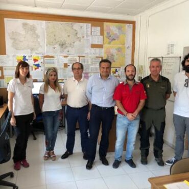 Galería Multimedia23/08/2018Consejería de Agricultura, Ganadería y Desarrollo RuralAlbaceteDurante la visita que ha realizado al Centro Operativo Provincial (COP) de lucha contra los incendios de Albacete El Gobierno regional agradece la profesionalidad e implicación de los trabajadores del Plan Infocam en la provincia de AlbaceteEl director provincial de Agricultura, Medio Ambiente y Desarrollo Rural ha recordado que el Dispositivo de lucha contra los incendios forestales en la provincia de Albacete está conformado por 535 trabajadores, y ha destacado el crecimiento de este Operativo, en la presente campaña, gracias a la contratación de 17 trabajadores más, de los que 14 realizan sus funciones en las autobombas reten, y 3 en una nueva patrulla de vigilancia creada en el término municipal de Yeste.
 
Manuel Miranda ha pedido a la ciudadanía en general, “extremar la precaución y adoptar medidas de cautela”, en su relación con el entorno natural, al estar actualmente dentro de la época de peligro extremo de incendios forestales hasta el próximo 30 de agosto debido a las altas temperaturas, y en peligro alto hasta el 30 de septiembre.
Albacete, 23 de agosto de 2018.- El Gobierno de Castilla-La Mancha ha reconocido la profesionalidad y entrega de todos los trabajadores del Dispositivo para la lucha contra los incendios forestales de la Comunidad Autónoma en la provincia de Albacete, tanto en la campaña de prevención como extinción, durante todos los días del año.
 
Así lo ha afirmado el director provincial de Agricultura, Medio Ambiente y Desarrollo Rural, Manuel Miranda durante la visita que ha realizado al Centro Operativo Provincial (COP) de lucha contra los incendios, ubicado en el Centro para la Recuperación de la Fauna Silvestre de Albacete, de titularidad de la Junta de Comunidades de Castilla-La Mancha.
 
Durante la atención a los medios de comunicación, Miranda ha trasladado el agradecimiento del Ejecutivo autonómico al trabajo de estos profesionales del Plan Infocam en la provincia de Albacete, conformado por 535 trabajadores, y ha destacado el crecimiento en personal especializado para este Operativo, gracias a la contratación de 17 trabajadores más en la presente campaña, -14 en las autobombas retén, y 3 en una nueva patrulla de vigilancia creada en el término municipal de Yeste-.
 
Además, el director provincial de Agricultura, Medio Ambiente y Desarrollo Rural ha resaltado que en la presente Legislatura “se han mejorado los trabajos de prevención de incendios, al ampliar los contratos del personal de GEACAM de 8 a 12 meses, lo que implica más profesionalización y más a en actuaciones en invierno y otoño”.
 Precaución ante riesgo extremo y alto
 
Por otro lado, el representante provincial de la Consejería de Agricultura, Medio Ambiente y Desarrollo Rural, que ha estado acompañado del jefe de Servicio de Espacios Naturales, José Luis Fernández, y el coordinador de los agentes medioambientales, Miguel Fajardo ha pedido a la ciudadanía en general, “extremar la precaución y adoptar medidas de cautela”, en su relación con el entorno natural, al estar actualmente dentro de la época de peligro extremo de incendios forestales hasta el próximo 30 de agosto debido a las altas temperaturas, y en peligro alto hasta el 30 de septiembre.
 
La campaña de prevención y extinción de incendios forestales en la provincia de Albacete cuenta con un presupuesto global en este año 2018 de 17 millones de euros, de los que 9 millones de euros se destinan a tareas y labores prevención, y más de 8 millones al dispositivo de vigilancia y extinción de incendios.
 
El ámbito territorial de actuación del denominado Plan Infocam en esta provincia de Albacete, alcanza las 622.064 hectáreas, con 473.290 hectáreas de masa forestal arbolada, y 148.774 de matorral, pastizal, herbazal y monte bajo.
 
Miranda también ha apuntado que hasta la fecha, desde el pasado 1 de enero de 2018, se han contabilizado en la provincia de Albacete, 8 incendios forestales y 65 conatos, registrándose un descenso del 42,86 por ciento y del 10,98 por ciento respectivamente, en relación al mismo periodo del año anterior.
 
Con respecto a los siniestros e incidencias, el director provincial ha aclarado que prácticamente el 90 por ciento son conatos, “debido a la rapidez y la actuación inmediata del personal y de los medios con los que se combaten los incendios forestales”, ha aseverado.

      


      
      
    
    Enlace permanente: https://www.castillalamancha.es/node/276562
    

  
  





  
                
    
    
          

  
  





  
                
    
    
      
        
  
  
      
      
Galer&iacutea Multimedia

  
      
          
  
Manuel Miranda durante la visita al COP de AlbaceteDescargarManuel Miranda durante la visita al COP de AlbaceteDescargar


    
          

  
  Manuel Miranda- Refuerzo plantilla GEACAM en la campaña 2018 en AlbaceteDescargar


  
  Manuel Miranda- Incendios y Conatos en Albacete 2018Descargar


  
  Manuel Miranda- Reconocimiento a la plantilla de lucha contra incendiosDescargar


  
  Manuel Miranda- Precaución ante riesgo de incendios forestalesDescargar