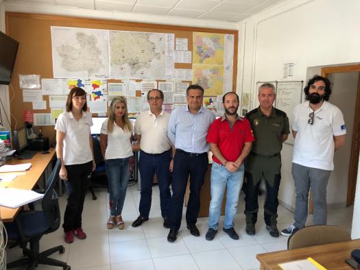 Galería Multimedia23/08/2018Consejería de Agricultura, Ganadería y Desarrollo RuralAlbaceteDurante la visita que ha realizado al Centro Operativo Provincial (COP) de lucha contra los incendios de Albacete El Gobierno regional agradece la profesionalidad e implicación de los trabajadores del Plan Infocam en la provincia de AlbaceteEl director provincial de Agricultura, Medio Ambiente y Desarrollo Rural ha recordado que el Dispositivo de lucha contra los incendios forestales en la provincia de Albacete está conformado por 535 trabajadores, y ha destacado el crecimiento de este Operativo, en la presente campaña, gracias a la contratación de 17 trabajadores más, de los que 14 realizan sus funciones en las autobombas reten, y 3 en una nueva patrulla de vigilancia creada en el término municipal de Yeste.
 
Manuel Miranda ha pedido a la ciudadanía en general, “extremar la precaución y adoptar medidas de cautela”, en su relación con el entorno natural, al estar actualmente dentro de la época de peligro extremo de incendios forestales hasta el próximo 30 de agosto debido a las altas temperaturas, y en peligro alto hasta el 30 de septiembre.
Albacete, 23 de agosto de 2018.- El Gobierno de Castilla-La Mancha ha reconocido la profesionalidad y entrega de todos los trabajadores del Dispositivo para la lucha contra los incendios forestales de la Comunidad Autónoma en la provincia de Albacete, tanto en la campaña de prevención como extinción, durante todos los días del año.
 
Así lo ha afirmado el director provincial de Agricultura, Medio Ambiente y Desarrollo Rural, Manuel Miranda durante la visita que ha realizado al Centro Operativo Provincial (COP) de lucha contra los incendios, ubicado en el Centro para la Recuperación de la Fauna Silvestre de Albacete, de titularidad de la Junta de Comunidades de Castilla-La Mancha.
 
Durante la atención a los medios de comunicación, Miranda ha trasladado el agradecimiento del Ejecutivo autonómico al trabajo de estos profesionales del Plan Infocam en la provincia de Albacete, conformado por 535 trabajadores, y ha destacado el crecimiento en personal especializado para este Operativo, gracias a la contratación de 17 trabajadores más en la presente campaña, -14 en las autobombas retén, y 3 en una nueva patrulla de vigilancia creada en el término municipal de Yeste-.
 
Además, el director provincial de Agricultura, Medio Ambiente y Desarrollo Rural ha resaltado que en la presente Legislatura “se han mejorado los trabajos de prevención de incendios, al ampliar los contratos del personal de GEACAM de 8 a 12 meses, lo que implica más profesionalización y más a en actuaciones en invierno y otoño”.
 Precaución ante riesgo extremo y alto
 
Por otro lado, el representante provincial de la Consejería de Agricultura, Medio Ambiente y Desarrollo Rural, que ha estado acompañado del jefe de Servicio de Espacios Naturales, José Luis Fernández, y el coordinador de los agentes medioambientales, Miguel Fajardo ha pedido a la ciudadanía en general, “extremar la precaución y adoptar medidas de cautela”, en su relación con el entorno natural, al estar actualmente dentro de la época de peligro extremo de incendios forestales hasta el próximo 30 de agosto debido a las altas temperaturas, y en peligro alto hasta el 30 de septiembre.
 
La campaña de prevención y extinción de incendios forestales en la provincia de Albacete cuenta con un presupuesto global en este año 2018 de 17 millones de euros, de los que 9 millones de euros se destinan a tareas y labores prevención, y más de 8 millones al dispositivo de vigilancia y extinción de incendios.
 
El ámbito territorial de actuación del denominado Plan Infocam en esta provincia de Albacete, alcanza las 622.064 hectáreas, con 473.290 hectáreas de masa forestal arbolada, y 148.774 de matorral, pastizal, herbazal y monte bajo.
 
Miranda también ha apuntado que hasta la fecha, desde el pasado 1 de enero de 2018, se han contabilizado en la provincia de Albacete, 8 incendios forestales y 65 conatos, registrándose un descenso del 42,86 por ciento y del 10,98 por ciento respectivamente, en relación al mismo periodo del año anterior.
 
Con respecto a los siniestros e incidencias, el director provincial ha aclarado que prácticamente el 90 por ciento son conatos, “debido a la rapidez y la actuación inmediata del personal y de los medios con los que se combaten los incendios forestales”, ha aseverado.

      


      
      
    
    Enlace permanente: https://www.castillalamancha.es/node/276562
    

  
  





  
                
    
    
          

  
  





  
                
    
    
      
        
  
  
      
      
Galer&iacutea Multimedia

  
      
          
  
Manuel Miranda durante la visita al COP de AlbaceteDescargarManuel Miranda durante la visita al COP de AlbaceteDescargar


    
          

  
  Manuel Miranda- Refuerzo plantilla GEACAM en la campaña 2018 en AlbaceteDescargar


  
  Manuel Miranda- Incendios y Conatos en Albacete 2018Descargar


  
  Manuel Miranda- Reconocimiento a la plantilla de lucha contra incendiosDescargar


  
  Manuel Miranda- Precaución ante riesgo de incendios forestalesDescargar