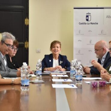 Galería Multimedia24/09/2018Consejería de Bienestar SocialAlbaceteTras el encuentro en la Casa PeronaEl Gobierno regional y AFA estudiarán la “viabilidad” de un nuevo emplazamiento para este colectivo en la ciudad de Albacete Esta fue la principal conclusión trasladada en la reunión que han mantenido la consejera de Bienestar Social, Aurelia Sánchez; el delegado de la Junta en Albacete, Pedro Antonio Ruiz Santos; la directora general de Atención a la Dependencia, Ana Saavedra, y la directora provincial de Bienestar Social, Antonia Coloma, con la presidenta de AFA Albacete, Isabel Sánchez, y representantes de su Junta Directiva, en la Casa Perona.
 
El delegado de la Junta en Albacete ha informado que la Administración autonómica en “cooperación” con AFA Albacete, “establecerán un calendario de reuniones para estudiar primero, el proyecto de nueva infraestructura, y encontrar a lo largo del próximo 2019, la ubicación para esta instalación”. Pedro Antonio Ruiz Santos ha subrayado que el objetivo es mutuo para avanzar “hacia una atención integral para estos enfermos, con mayor número de profesionales, en un espacio con garantías para el desarrollo de sus programas y servicios, y dar respuesta a las nuevas demandas”. 
Albacete, 24 de septiembre de 2018.- El Gobierno de Castilla-La Mancha y la Asociación de Familiares y Amigos de Personas con Alzheimer de Albacete (AFA), estudiarán la “viabilidad” de encontrar un nuevo emplazamiento para este colectivo sociosanitario en la ciudad de Albacete, y avanzar “hacia una atención integral para estos enfermos, con mayor número de profesionales, en un espacio con garantías para el desarrollo de sus programas y servicios, y dar respuesta a las nuevas demandas”.
 
Esta fue la principal conclusión trasladada en la reunión que han mantenido la consejera de Bienestar Social, Aurelia Sánchez; el delegado de la Junta en Albacete, Pedro Antonio Ruiz Santos; la directora general de Atención a la Dependencia, Ana Saavedra, y la directora provincial de Bienestar Social, Antonia Coloma, con la presidenta de AFA Albacete, Isabel Sánchez, y representantes de su Junta Directiva, en la Casa Perona.
 
Tras este encuentro de trabajo, el delegado de la Junta, Pedro Antonio Ruiz Santos ha informado que la Administración autonómica a través de la Consejería de Bienestar Social y la propia Delegación provincial en “cooperación” con AFA Albacete, “establecerán un calendario de reuniones en Albacete para estudiar primero, el proyecto de nueva infraestructura, y encontrar a lo largo del próximo 2019, la ubicación para esta instalación demandada por este colectivo”.
 
Ruiz Santos ha recordado que la actual sede de AFA Albacete se encuentra en la calle Ebro, prestando servicio a 80 personas con Alzheimer con sus programas de estancias diurnas, apoyo psicológico y sensibilización, talleres formativos y atención domiciliaria, y ha apuntado que la propia Asociación tiene una lista de espera de 55 personas en nuestra capital provincial.
 Trayectoria de AFA Albacete
 
AFA Albacete lleva trabajando con familiares y pacientes de Alzheimer desde 1996, año en el que se inauguró su primera sede social, y tuvieron presencia en la Feria de Albacete. En el año 2000, se amplía el Centro de Día “El Parque” ubicado en la calle San José de Calasanz, y tres años después, a través de la cesión realizada por el Ayuntamiento de Albacete, se trasladan a la calle Ebro, donde se desarrolla el Servicio de Estancias Diurnas
 
En la actualidad, AFA-Albacete está conformado por más de 470 asociados, un equipo de 9 profesionales, transporte adaptado, y la representación de su Junta Directiva, además de un amplio grupo de voluntarios.
 
Este colectivo también está integrado en la Federación de Asociaciones de Familiares de Personas con Alzheimer y otras demencias de Castilla-La Mancha (FEDECAM), junto a las AFAs de la provincia de Albacete, que realizan su trabajo en Almansa, Caudete, Hellín, La Roda, Villarrobledo y la Sierra del Segura.

      


      
      
    
    Enlace permanente: https://www.castillalamancha.es/node/278127
    

  
  





  
                
    
    
          

  
  





  
                
    
    
      
        
  
  
      
      
Galer&iacutea Multimedia

  
      
          
  
Reunión Aurelia Sánchez con la Junta Directiva de AFA AlbaceteDescargar