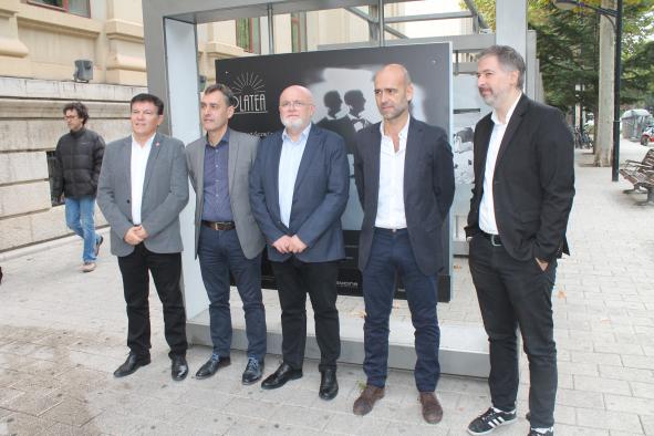 Galería Multimedia18/10/2018Consejería de Educación, Cultura y DeportesAlbaceteEn el acto oficial de apertura de esta muestra que ha recorrido los principales Festivales de Cine de EspañaEl Gobierno regional, ABYCINE y Acción Cultural Española inauguran la exposición “Platea. Los fotógrafos miran al cine” en el centro de AlbaceteEl delegado de la Junta en Albacete, Pedro Antonio Ruiz Santos ha afirmado que “la ciudad vive ya Abycine gracias a esta exposición, en una de las arterias más importantes de Albacete, con una muestra fotográfica que ha recorrido las principales ciudades de España”, y ha animado a los miles de visitantes que conocer esta fusión de “cine, arte, fotografía e historia” coincidiendo con el XX aniversario del Festival Internacional de Cine de Albacete.
 
Entre los artistas que aportan obras fotográficas con su particular visión sobre el séptimo arte, se encuentra, Beatriz Moreno, natural de Toledo, y Primer Premio del Concurso Fotográfico del Colegio de Arquitectos de Castila-La Mancha, y Cristina García Rodero, natural de Puertollano (Ciudad Real) y galardonada con reconocimientos como el World Press Photo, el Eugene Smith de Fotografía Humanista, y Premio Nacional de Fotografía.
 
Albacete, 18 de octubre de 2018- La Consejería de Educación, Cultura y Deporte junto con el Festival Internacional de Cine de Albacete (ABYCINE) y la empresa pública, Acción Cultural Española (ACE) han inaugurado hoy la exposición “Platea. Los fotógrafos miran al cine”, una muestra, ubicada en la Avenida de España de la ciudad de Albacete, que incluye 40 obras de fotógrafos españoles que en algún momento de sus carreras se han aproximado al mundo del cine con su particular enfoque.
 
El delegado de la Junta en Albacete, Pedro Antonio Ruiz Santos ha afirmado que “la ciudad vive ya Abycine a 24 horas de la inauguración oficial, gracias a esta exposición, en una de las arterias más importantes de Albacete, y con una muestra fotográfica que ha recorrido las principales ciudades de España”.
 
Durante el acto de apertura de esta exposición, Ruiz Santos que ha estado acompañado del director del Festival Internacional de Cine de Albacete (ABYCINE), José Manuel Zamora; el director provincial de Educación, Cultura y Deportes, Diego Pérez; el subdelegado del Gobierno de España en Albacete, Francisco Tierraseca; y el responsable de Cine y Documental de Acción Cultural Española, José Manuel Gómez, ha trasladado que “el Ejecutivo autonómico está muy orgulloso de participar en la XX edición de Abycine, mostrando su deseo de que los miles de visitantes que vienen al Festival conozcan también esta muestra que mezcla fotografía, arte, historia y cine”, ha aseverado.
 
La exposición que tiene como comisaria a la galerista y fotógrafa Blanca Berlín y estará en Albacete del 18 de octubre al 18 de noviembre, ha viajado por otras ciudades españolas y festivales como la Semana Internacional de Cine de Santander, el Festival de Cine de Orense, los espacios de Matadero en Madrid, e Festival de Cine Europeo de Sevilla o el Festival de Cine de Málaga, entre otros.
 
Entre los artistas que aportan sus obras fotográficas con su particular visión sobre el cine, se encuentra, Beatriz Moreno, natural de Toledo, y que estudió diseño gráfico en la Escuela de Arte de Toledo, y Primer Premio del Concurso Fotográfico del Colegio de Arquitectos de Castila-La Mancha, y Cristina García Rodero, natural de Puertollano (Ciudad Real) y galardonada con reconocimientos como el World Press Photo, el Eugene Smith de Fotografía Humanista y Premio Nacional de Fotografía.

      


      
      
    
    Enlace permanente: https://www.castillalamancha.es/node/279803
    

  
  





  
                
    
    
          

  
  





  
                
    
    
      
        
  
  
      
      
Galer&iacutea Multimedia

  
      
          
  
Inauguración de la Exposición "Platea. Los fotógrafos miran al cine" en el centro de AlbaceteDescargarInauguración de la Exposición "Platea. Los fotógrafos miran al cine" en el centro de AlbaceteDescargar


    
          

  
  Ruiz Santos- Exposición PlateaDescargar