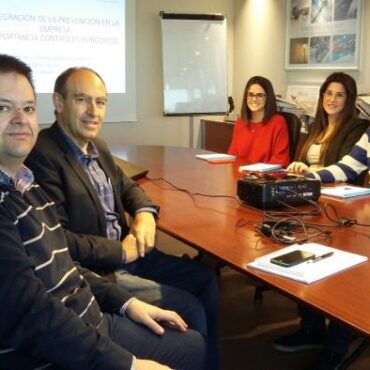 Galería Multimedia24/02/2019Consejería de Economía, Empresas y EmpleoAlbaceteJornadas de sensibilización en materia de prevención de riesgos laborales, en la empresa Corporación Campos de AlbaceteEl Gobierno regional conciencia sobre la prevención de riesgos laborales  como “herramienta de eficiencia en los centros de trabajo”El director provincial de Economía, Empresas y Empleo ha subrayado la importancia de que los mandos intermedios realicen observaciones preventivas en relación con el empleo de equipos de trabajo, seguimiento de procedimientos de trabajo seguros y uso adecuado equipos de protección individual, EPIs, y resolución de situaciones que pudieran inducir riesgo.
 
Nicolás Merino ha recordado que estas actividades se encuadran dentro de las actuaciones que el Acuerdo Estratégico para la Prevención de Riesgos Laborales 2017-2021 establece en su Eje 1 como medidas de “Difusión y Divulgación de la Cultura Preventiva”.
Albacete, 24 de febrero de 2019.- El Gobierno regional ha insistido en que “la prevención de riesgos constituye una herramienta que beneficia la eficiencia en los centro de trabajo”, y ha destacado la labor que desarrollan los mandos intermedios en la integración de la cultura preventiva, “fomentando actitudes y comportamientos seguros y correcciones de situaciones de riesgo peligrosas”.
 
Así lo ha trasladado el director provincial de Economía, Empresas y Empleo, Nicolás Merino, durante las jornadas de sensibilización en materia de prevención de riesgos laborales, en la empresa Corporación Campos.
 
Merino ha subrayado la importancia de que los mandos intermedios realicen observaciones preventivas en relación con el empleo de equipos de trabajo, seguimiento de procedimientos de trabajo seguros y uso adecuado equipos de protección individual, EPIs, y resolución de situaciones que pudieran inducir riesgo.
 
La jornada pretendía concienciar la importancia de la integración de la prevención de riesgos laborales en el sistema general de gestión de la empresa y se encuadra dentro de las actuaciones que el Acuerdo Estratégico para la Prevención de Riesgos Laborales 2017-2021 establece en su Eje 1 como medidas de “Difusión y Divulgación de la Cultura Preventiva”.
 
Hace algo más de un año, la empresa obtuvo el certificado que acreditaba el cumplimiento del estándar OHSAS 18001, estándar que establece los requisitos mínimos de las mejores prácticas en gestión de Seguridad y Salud en el Trabajo, que permiten que una organización controle sus riesgos y mejore su desempeño, redundando en una reducción real de la siniestralidad.
 
Como consecuencia de dicha implantación, y dentro del ciclo de mejora continua del sistema preventivo, se ha realizado esta jornada de sensibilización,
 
Finalmente, se ha realizado una breve exposición de las responsabilidades en que pudiera incurrir la empresa, derivadas de incumplimientos en materia de Seguridad y Salud laboral, tanto desde el punto de vista de la responsabilidad administrativa, como de la civil y la penal, así como el alcance y extensión de dicha responsabilidad de los mandos intermedios.
 

      


      
      
    
    Enlace permanente: https://www.castillalamancha.es/node/287480
    

  
  





  
                
    
    
          

  
  





  
                
    
    
      
        
  
  
      
      
Galer&iacutea Multimedia

  
      
          
  
Jornadas Prevención Riesgos Laborales en Corporación CamposDescargarJornadas Prevención Riesgos Laborales en Corporación CamposDescargar