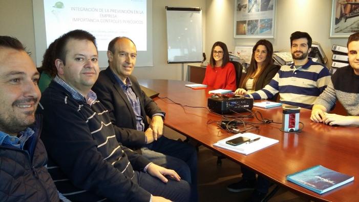 Galería Multimedia24/02/2019Consejería de Economía, Empresas y EmpleoAlbaceteJornadas de sensibilización en materia de prevención de riesgos laborales, en la empresa Corporación Campos de AlbaceteEl Gobierno regional conciencia sobre la prevención de riesgos laborales  como “herramienta de eficiencia en los centros de trabajo”El director provincial de Economía, Empresas y Empleo ha subrayado la importancia de que los mandos intermedios realicen observaciones preventivas en relación con el empleo de equipos de trabajo, seguimiento de procedimientos de trabajo seguros y uso adecuado equipos de protección individual, EPIs, y resolución de situaciones que pudieran inducir riesgo.
 
Nicolás Merino ha recordado que estas actividades se encuadran dentro de las actuaciones que el Acuerdo Estratégico para la Prevención de Riesgos Laborales 2017-2021 establece en su Eje 1 como medidas de “Difusión y Divulgación de la Cultura Preventiva”.
Albacete, 24 de febrero de 2019.- El Gobierno regional ha insistido en que “la prevención de riesgos constituye una herramienta que beneficia la eficiencia en los centro de trabajo”, y ha destacado la labor que desarrollan los mandos intermedios en la integración de la cultura preventiva, “fomentando actitudes y comportamientos seguros y correcciones de situaciones de riesgo peligrosas”.
 
Así lo ha trasladado el director provincial de Economía, Empresas y Empleo, Nicolás Merino, durante las jornadas de sensibilización en materia de prevención de riesgos laborales, en la empresa Corporación Campos.
 
Merino ha subrayado la importancia de que los mandos intermedios realicen observaciones preventivas en relación con el empleo de equipos de trabajo, seguimiento de procedimientos de trabajo seguros y uso adecuado equipos de protección individual, EPIs, y resolución de situaciones que pudieran inducir riesgo.
 
La jornada pretendía concienciar la importancia de la integración de la prevención de riesgos laborales en el sistema general de gestión de la empresa y se encuadra dentro de las actuaciones que el Acuerdo Estratégico para la Prevención de Riesgos Laborales 2017-2021 establece en su Eje 1 como medidas de “Difusión y Divulgación de la Cultura Preventiva”.
 
Hace algo más de un año, la empresa obtuvo el certificado que acreditaba el cumplimiento del estándar OHSAS 18001, estándar que establece los requisitos mínimos de las mejores prácticas en gestión de Seguridad y Salud en el Trabajo, que permiten que una organización controle sus riesgos y mejore su desempeño, redundando en una reducción real de la siniestralidad.
 
Como consecuencia de dicha implantación, y dentro del ciclo de mejora continua del sistema preventivo, se ha realizado esta jornada de sensibilización,
 
Finalmente, se ha realizado una breve exposición de las responsabilidades en que pudiera incurrir la empresa, derivadas de incumplimientos en materia de Seguridad y Salud laboral, tanto desde el punto de vista de la responsabilidad administrativa, como de la civil y la penal, así como el alcance y extensión de dicha responsabilidad de los mandos intermedios.
 

      


      
      
    
    Enlace permanente: https://www.castillalamancha.es/node/287480
    

  
  





  
                
    
    
          

  
  





  
                
    
    
      
        
  
  
      
      
Galer&iacutea Multimedia

  
      
          
  
Jornadas Prevención Riesgos Laborales en Corporación CamposDescargarJornadas Prevención Riesgos Laborales en Corporación CamposDescargar
