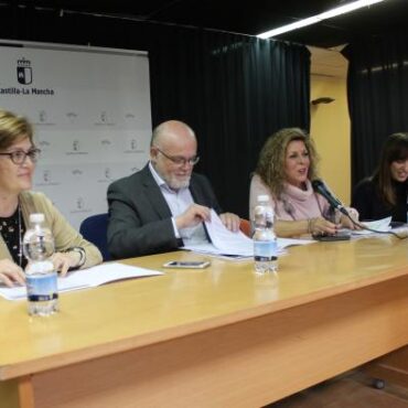 Galería Multimedia10/04/2018Consejería de Bienestar SocialAlbaceteDurante el encuentro informativo con entidades y colectivos sociosanitarios de Albacete, realizado en la Residencia de Mayores “Paseo de la Cuba”El Gobierno regional valora la “concertación social” del Proyecto de Ley de Apoyo y Protección Garantizada para Personas con Discapacidad El delegado de la Junta en Albacete ha hecho un llamamiento a los diferentes grupos parlamentarios para que sigan recogiendo en sus enmiendas, nuevas aportaciones realizadas por las entidades y asociaciones que trabajan con personas con discapacidad, y ha resaltado que esta normativa “pionera” se basa en dos ejes fundamentales: “un nuevo sistema de apoyos y garantía residencial”.
 
Pedro Antonio Ruiz Santos ha subrayado que esta nueva Legislación “pionera en España y en Europa, absolutamente necesaria y objetivo prioritario del Gobierno del presidente Emiliano García-Page”, va dirigida a personas con discapacidad cognitiva, psíquica, daño cerebral y del desarrollo, y beneficiará a cerca de 8.000 personas en la provincia Albacete, -un 20 por ciento del total de Castilla-La Mancha-.
Albacete, 10 de abril de 2018.- El Gobierno de Castilla-La Mancha ha valorado la concertación social del Proyecto de Ley de Apoyo y Protección Garantizada, durante la fase de consulta previa e información pública, y ha hecho un llamamiento a los grupos parlamentarios para que sigan recogiendo en sus enmiendas, nuevas aportaciones realizadas por las entidades y asociaciones que trabajan con personas con discapacidad intelectual y del desarrollo.
 
Así lo ha transmitido el delegado de la Junta, Pedro Antonio Ruiz Santos durante un encuentro mantenido con colectivos sociosanitarios de Albacete, en la Residencia de Mayores “Paseo de la Cuba”, en el que ha subrayado que esta nueva Legislación “pionera en España y en Europa, absolutamente necesaria y objetivo prioritario del Gobierno del presidente Emiliano García-Page”, va dirigida a personas con discapacidad cognitiva, psíquica, daño cerebral y del desarrollo, y beneficiará a cerca de 8.000 personas en la provincia Albacete, -un 20 por ciento del total de Castilla-La Mancha-.
 
La Consejería de Bienestar Social ha estimado que son beneficiarios 35.716 personas en la Comunidad Autónoma,  un 25,36 por ciento del total de las personas con estos tipos de discapacidad que hay en Castilla La Mancha.
 
Ruiz Santos ha trasladado que esta normativa, está dotada con 5 millones de euros para el presente ejercicio 2018, incorporando 400 casos de tratamiento directo, y una reserva de 85 plazas residenciales, y pretende dar respuesta al artículo 12 de la Convención Internacional sobre los Derechos de las Personas con Discapacidad, que establece la obligatoriedad de reconocer su capacidad jurídica en igualdad de condiciones con los demás en todos los aspectos de la vida.
 Apoyo a sus Planes de Futuro y Garantía Residencial
 
En esta Jornada en la que el delegado de la Junta en Albacete estuvo acompañado de la directora provincial de Bienestar Social, Antonia Coloma; la directora provincial de Sanidad, Blanca Hernández; y la directora provincial del Instituto de la Mujer, Mercedes Márquez; y los representantes de numerosas asociaciones que trabajan con personas con discapacidad, Ruiz Santos ha resaltado que el Proyecto de Ley de Protección y Apoyo Garantizado se baja en dos ejes: “Sistema de apoyos y garantía de apoyo residencial”.
 
Con respecto al primer objetivo, el representante del Gobierno regional ha explicado que se trata de un sistema para que estas personas puedan reflejar el recorrido vital que desean, es decir, sus planes personales de futuro, la creación de una Unidad de Mediadores, y una Oficina de Registro de carácter autonómico para cuando sus familiares directos no estén.
 
El segundo pilar fundamental se asienta en la garantía de apoyo residencial priorizado, una vez que la persona con discapacidad presenten limitaciones para la toma de decisiones y no cuente con sus apoyos familiares.
 
Durante la atención a los medios de comunicación, el delegado de la Junta de Comunidades también ha avanzado que el desarrollo de esta futura Ley, que podría estar aprobada en los próximos tres meses, se contempla lógicamente la contratación de nuevos profesionales.

      


      
      
    
    Enlace permanente: https://www.castillalamancha.es/node/269014
    

  
  





  
                
    
    
          

  
  





  
                
    
    
      
        
  
  
      
      
Galer&iacutea Multimedia

  
      
          
  
Reunión Informativa con colectivos sobre el Proyecto de Ley de Apoyo GarantizadoDescargarReunión Informativa con colectivos sobre el Proyecto de Ley de Apoyo GarantizadoDescargarReunión Informativa con colectivos sobre el Proyecto de Ley de Apoyo GarantizadoDescargar


    
          

  
  Ruiz Santos- Proyecto de Ley de Apoyo Garantizado 1Descargar


  
  Ruiz Santos- Proyecto de Ley de Apoyo Garantizado 2Descargar