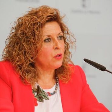Galería Multimedia22/11/2018Consejería de Bienestar SocialAlbaceteSegún los últimos datos de la autonomía y atención a la dependencia (SAAD) que cada mes ofrece el Ministerio de Sanidad, Consumo y Bienestar SocialEl Gobierno regional incrementa en la legislatura un 44,10 por ciento los beneficiarios del Sistema de Dependencia en la provincia de AlbaceteLa directora provincial de Bienestar Social ha ofrecido estos datos, apuntando que existen 12.339 usuarios que reciben algunas de las 15.176 prestaciones concedidas en Albacete, con un aumento de 3.776 personas más en relación a julio de 2015.
 
Antonia Coloma ha trasladado que el número de personas pendientes de atención en el denominado limbo de la Dependencia en estos tres años de Gobierno autonómico, se ha reducido un 82,7 por ciento en la provincia de Albacete, pasando de los 5.505 en el arranque de la legislatura a los 951 de octubre de 2018, es decir, 4.554 expedientes menos.
 
Continúa el sucesivo incremento de ayuda a domicilio y teleasistencia con 3.233 y 3.427 usuarios en cada programa, doblando en ambos casos, las prestaciones que se ofrecían en la pasada legislatura.
Albacete, 22 de noviembre de 2018.- El número de prestaciones del Sistema de Dependencia en la provincia de Albacete se ha incrementado un 44,10 por ciento en la legislatura, registrando en el pasado mes de octubre, 15.176 prestaciones concedidas  que reciben los  12.339 beneficiarios
 
La directora provincial de Bienestar Social, Antonia Coloma ha ofrecido estos datos, valorando las 3.776 personas del Sistema de la Dependencia más que existen en Albacete, en comparación con julio de 2015, momento en el que se contabilizaron 8.563 beneficiarios.
 
Además, el número de personas pendientes de atención en el denominado limbo de la Dependencia en estos tres años de Gobierno autonómico, se ha reducido un 82,7 por ciento en Albacete, pasando de los 5.505 en el arranque de la legislatura a los 951 de octubre de 2018, es decir, 4.554 expedientes menos. 
 
Sobre estos últimos datos de la autonomía y atención a la dependencia (SAAD) que cada mes ofrece el Ministerio de Sanidad, Consumo y Bienestar Social, Coloma ha reconocido “el esfuerzo y la labor de la Consejería de Bienestar Social en esta regularización continua comprometida por el presidente Emiliano García-Page con los profesionales y las entidades colaboradoras para que cada vez haya más gente que pueda beneficiarse del Sistema de la Dependencia”.
 Prestaciones de la Dependencia
 
Respecto a las prestaciones, éstas se han incrementado en un 34,48 por ciento, de 11.285 concedidas en julio de 2015 a 15.176, es decir, 3.891 prestaciones más, siendo la Teleasistencia y la Ayuda a Domicilio las que más se han incrementado, en un 136 y un 109  por ciento, respectivamente en la provincia de Albacete.
 
Coloma ha apuntado que hay 3.233 usuarios de Ayuda a Domicilio, y 3.427 de Teleasistencia, doblando en ambos casos, las prestaciones que se ofrecían en la pasada legislatura.
 
Por su parte, las Prestaciones Vinculadas al Servicio (PVS) han crecido un 49,12 por ciento, hasta las 1.011; las de Centro de Día, un 31,5 por ciento; los usuarios de Servicios de Promoción de la Autonomía (SEPAP-‘MejoraT’), un 113 por ciento, y de plaza residencial, un 16,12 por ciento.
 
	 

      


      
      
    
    Enlace permanente: https://www.castillalamancha.es/node/282281
    

  
  





  
                
    
    
          

  
  





  
                
    
    
      
        
  
  
      
      
Galer&iacutea Multimedia

  
      
          
  
Antonia Coloma valora los últimos datos de dependencia en AlbaceteDescargar