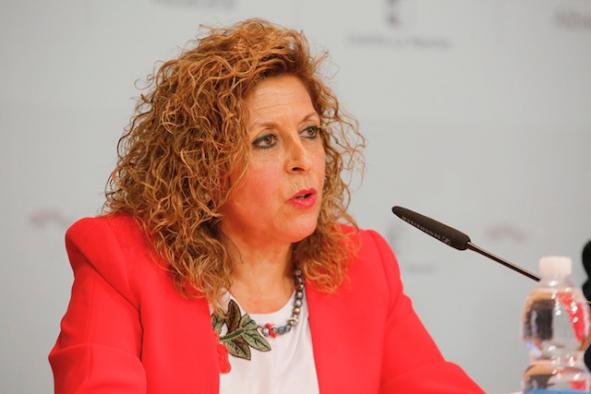 Galería Multimedia22/11/2018Consejería de Bienestar SocialAlbaceteSegún los últimos datos de la autonomía y atención a la dependencia (SAAD) que cada mes ofrece el Ministerio de Sanidad, Consumo y Bienestar SocialEl Gobierno regional incrementa en la legislatura un 44,10 por ciento los beneficiarios del Sistema de Dependencia en la provincia de AlbaceteLa directora provincial de Bienestar Social ha ofrecido estos datos, apuntando que existen 12.339 usuarios que reciben algunas de las 15.176 prestaciones concedidas en Albacete, con un aumento de 3.776 personas más en relación a julio de 2015.
 
Antonia Coloma ha trasladado que el número de personas pendientes de atención en el denominado limbo de la Dependencia en estos tres años de Gobierno autonómico, se ha reducido un 82,7 por ciento en la provincia de Albacete, pasando de los 5.505 en el arranque de la legislatura a los 951 de octubre de 2018, es decir, 4.554 expedientes menos.
 
Continúa el sucesivo incremento de ayuda a domicilio y teleasistencia con 3.233 y 3.427 usuarios en cada programa, doblando en ambos casos, las prestaciones que se ofrecían en la pasada legislatura.
Albacete, 22 de noviembre de 2018.- El número de prestaciones del Sistema de Dependencia en la provincia de Albacete se ha incrementado un 44,10 por ciento en la legislatura, registrando en el pasado mes de octubre, 15.176 prestaciones concedidas  que reciben los  12.339 beneficiarios
 
La directora provincial de Bienestar Social, Antonia Coloma ha ofrecido estos datos, valorando las 3.776 personas del Sistema de la Dependencia más que existen en Albacete, en comparación con julio de 2015, momento en el que se contabilizaron 8.563 beneficiarios.
 
Además, el número de personas pendientes de atención en el denominado limbo de la Dependencia en estos tres años de Gobierno autonómico, se ha reducido un 82,7 por ciento en Albacete, pasando de los 5.505 en el arranque de la legislatura a los 951 de octubre de 2018, es decir, 4.554 expedientes menos. 
 
Sobre estos últimos datos de la autonomía y atención a la dependencia (SAAD) que cada mes ofrece el Ministerio de Sanidad, Consumo y Bienestar Social, Coloma ha reconocido “el esfuerzo y la labor de la Consejería de Bienestar Social en esta regularización continua comprometida por el presidente Emiliano García-Page con los profesionales y las entidades colaboradoras para que cada vez haya más gente que pueda beneficiarse del Sistema de la Dependencia”.
 Prestaciones de la Dependencia
 
Respecto a las prestaciones, éstas se han incrementado en un 34,48 por ciento, de 11.285 concedidas en julio de 2015 a 15.176, es decir, 3.891 prestaciones más, siendo la Teleasistencia y la Ayuda a Domicilio las que más se han incrementado, en un 136 y un 109  por ciento, respectivamente en la provincia de Albacete.
 
Coloma ha apuntado que hay 3.233 usuarios de Ayuda a Domicilio, y 3.427 de Teleasistencia, doblando en ambos casos, las prestaciones que se ofrecían en la pasada legislatura.
 
Por su parte, las Prestaciones Vinculadas al Servicio (PVS) han crecido un 49,12 por ciento, hasta las 1.011; las de Centro de Día, un 31,5 por ciento; los usuarios de Servicios de Promoción de la Autonomía (SEPAP-‘MejoraT’), un 113 por ciento, y de plaza residencial, un 16,12 por ciento.
 
	 

      


      
      
    
    Enlace permanente: https://www.castillalamancha.es/node/282281
    

  
  





  
                
    
    
          

  
  





  
                
    
    
      
        
  
  
      
      
Galer&iacutea Multimedia

  
      
          
  
Antonia Coloma valora los últimos datos de dependencia en AlbaceteDescargar