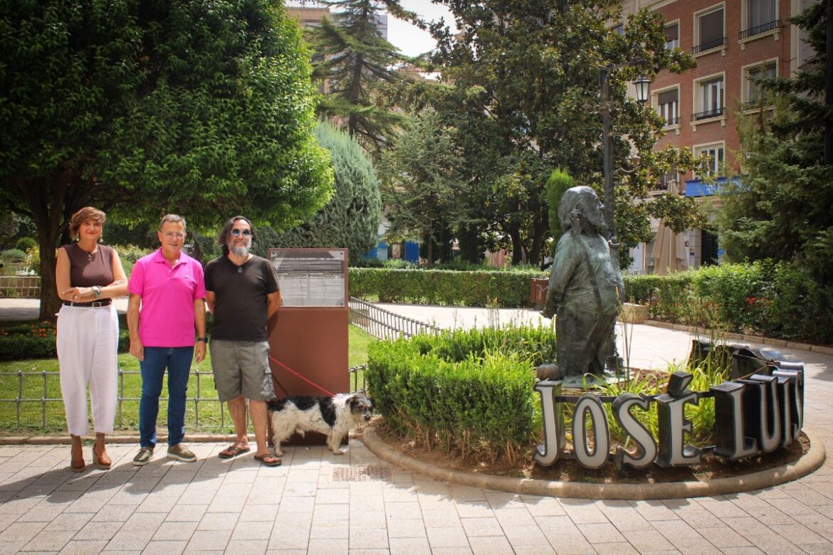 Albacete refuerza su homenaje a José Luis Cuerda con una nueva placa informativ...