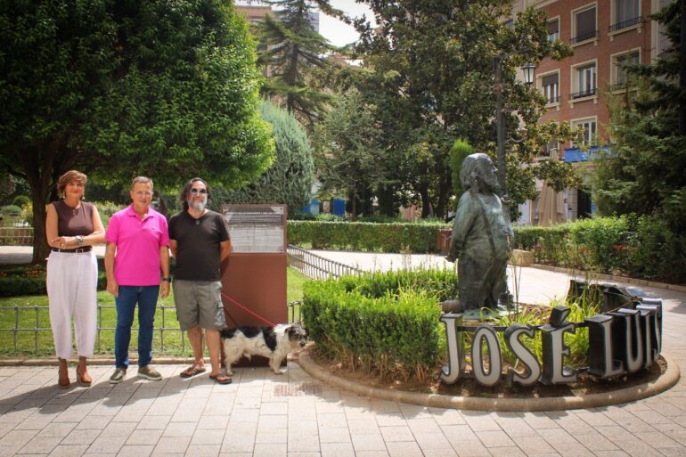 Albacete refuerza su homenaje a José Luis Cuerda con una nueva placa informativ...