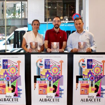 El alcalde de Albacete, Manuel Serrano, acompañado por la concejala de Turismo,...