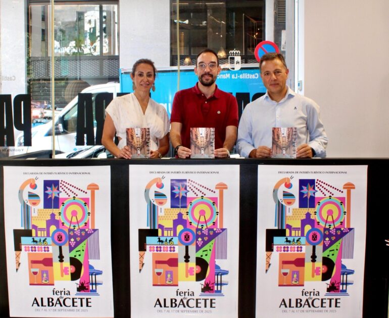 El alcalde de Albacete, Manuel Serrano, acompañado por la concejala de Turismo,...