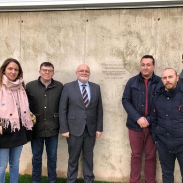 Galería Multimedia01/02/2019Consejería de Educación, Cultura y DeportesAlbaceteTras el acto oficial con el descubrimiento de la placa conmemorativa El Gobierno regional y el Ayuntamiento de Alcaraz inauguran oficialmente el césped artificial del campo de fútbol de esta localidad albaceteñaEl delegado de la Junta en Albacete, Pedro Antonio Ruiz Santos; el director provincial de Educación, Cultura y Deporte, Diego Pérez; y el alcalde de la localidad alcaraceña, Pedro Valero, han destacado el servicio que prestarán estas instalaciones con nueva superficie a equipos, clubes y comunidad educativa de esta comarca albaceteña, tras una inversión realizada de 50.000 euros.
 
Además, han visitado la finalización de las obras de modernización y mejora del colegio “Nuestra Señora de Cortes” en Alcaraz, contempladas como Expresiones de Interés en la estrategia de Inversión Territorial Integrada (ITI) con una ayuda pública de 37.500 euros que se corresponde con el 80 por ciento de cofinanciación de la Junta de Comunidades de Castilla-La Mancha y Unión Europea a través del FEDER, siendo el resto de aportación municipal. Estas mejoras forman parte de las 8 actuaciones concluidas en esta línea ITI en la provincia de Albacete.
 
Alcaraz, 1 de febrero de 2019-  El Gobierno de Castilla-La Mancha y el Ayuntamiento de Alcaraz han inaugurado hoy oficialmente el césped artificial del campo de fútbol municipal de esta localidad albaceteña, descubriendo una placa conmemorativa, en un acto institucional en el que ha estado presente, el delegado de la Junta en Albacete, Pedro Antonio Ruiz Santos; el director provincial de Educación, Cultura y Deporte, Diego Pérez; y el alcalde de la localidad alcaraceña, Pedro Valero, además de técnicos de la Consejería de Educación, y representantes de la Corporación Local.
 
El delegado de la Junta, Pedro Antonio Ruiz Santos ha agradecido al Ayuntamiento de Alcaraz, que haya contado con representantes de la Administración autonómica para inaugurar oficialmente estas mejoras, en una de las instalaciones deportivas “utilizadas en toda la comarca”, en las que se han invertido cerca de 50.000 euros, con el objetivo de “mejorar este servicio que se presta a clubes de esta Sierra, diferentes equipos de fútbol, y para otras actividades de la comunidad educativa”.
 
Ruiz Santos también ha reconocido el esfuerzo que viene desarrollando el Ayuntamiento de Alcaraz para que “hoy sea un día histórico para el deporte en esta Sierra”, y ha calificado de “ejemplar, el compromiso por avanzar en los servicios, logrando hacer realidad esta reivindicación en materia educativa y deportiva, e implementado esta nueva superficie para que haya igualdad de oportunidades en la práctica deportiva en relación a las zonas urbanas”.
 Obras de Mejoras en el Colegio “Nuestra Señora de Cortes”
 
Por otro lado, el delegado de la Junta en Albacete, Pedro Antonio Ruiz Santos ha visitado el Centro educativo “Nuestra Señora de Cortes de Alcaraz”, junto al director provincial de Educación, Diego Pérez y el primer edil, Pedro Valero, para comprobarla finalización de las obras de modernización y mejora, contempladas como Expresiones de Interés en la estrategia de Inversión Territorial Integrada (ITI), y que han ascendido a 48.000 euros.
 
La Consejería de Educación ha recordado que estas obras de mejora en las instalaciones de esta infraestructura educativa son una de las 8 concluidas en el presente año en el marco del Programa Operativo FEDER Castilla-La Mancha 2014-2020, en la provincia de Albacete, con una ayuda pública de 37.538 euros que se corresponde con el 80% de cofinanciación de la Junta de Comunidades de Castilla-La Mancha y Unión Europea a través del FEDER, siendo el resto de aportación municipal.

      


      
      
    
    Enlace permanente: https://www.castillalamancha.es/node/286110
    

  
  





  
                
    
    
          

  
  





  
                
    
    
      
        
  
  
      
      
Galer&iacutea Multimedia

  
      
          
  
Acto de inauguración del cesped artificial del campo de fútbol de AlcarazDescargarActo de inauguración del cesped artificial del campo de fútbol de AlcarazDescargarActo de inauguración del cesped artificial del campo de fútbol de AlcarazDescargarActo de inauguración del cesped artificial del campo de fútbol de AlcarazDescargar