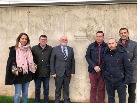 Galería Multimedia01/02/2019Consejería de Educación, Cultura y DeportesAlbaceteTras el acto oficial con el descubrimiento de la placa conmemorativa El Gobierno regional y el Ayuntamiento de Alcaraz inauguran oficialmente el césped artificial del campo de fútbol de esta localidad albaceteñaEl delegado de la Junta en Albacete, Pedro Antonio Ruiz Santos; el director provincial de Educación, Cultura y Deporte, Diego Pérez; y el alcalde de la localidad alcaraceña, Pedro Valero, han destacado el servicio que prestarán estas instalaciones con nueva superficie a equipos, clubes y comunidad educativa de esta comarca albaceteña, tras una inversión realizada de 50.000 euros.
 
Además, han visitado la finalización de las obras de modernización y mejora del colegio “Nuestra Señora de Cortes” en Alcaraz, contempladas como Expresiones de Interés en la estrategia de Inversión Territorial Integrada (ITI) con una ayuda pública de 37.500 euros que se corresponde con el 80 por ciento de cofinanciación de la Junta de Comunidades de Castilla-La Mancha y Unión Europea a través del FEDER, siendo el resto de aportación municipal. Estas mejoras forman parte de las 8 actuaciones concluidas en esta línea ITI en la provincia de Albacete.
 
Alcaraz, 1 de febrero de 2019-  El Gobierno de Castilla-La Mancha y el Ayuntamiento de Alcaraz han inaugurado hoy oficialmente el césped artificial del campo de fútbol municipal de esta localidad albaceteña, descubriendo una placa conmemorativa, en un acto institucional en el que ha estado presente, el delegado de la Junta en Albacete, Pedro Antonio Ruiz Santos; el director provincial de Educación, Cultura y Deporte, Diego Pérez; y el alcalde de la localidad alcaraceña, Pedro Valero, además de técnicos de la Consejería de Educación, y representantes de la Corporación Local.
 
El delegado de la Junta, Pedro Antonio Ruiz Santos ha agradecido al Ayuntamiento de Alcaraz, que haya contado con representantes de la Administración autonómica para inaugurar oficialmente estas mejoras, en una de las instalaciones deportivas “utilizadas en toda la comarca”, en las que se han invertido cerca de 50.000 euros, con el objetivo de “mejorar este servicio que se presta a clubes de esta Sierra, diferentes equipos de fútbol, y para otras actividades de la comunidad educativa”.
 
Ruiz Santos también ha reconocido el esfuerzo que viene desarrollando el Ayuntamiento de Alcaraz para que “hoy sea un día histórico para el deporte en esta Sierra”, y ha calificado de “ejemplar, el compromiso por avanzar en los servicios, logrando hacer realidad esta reivindicación en materia educativa y deportiva, e implementado esta nueva superficie para que haya igualdad de oportunidades en la práctica deportiva en relación a las zonas urbanas”.
 Obras de Mejoras en el Colegio “Nuestra Señora de Cortes”
 
Por otro lado, el delegado de la Junta en Albacete, Pedro Antonio Ruiz Santos ha visitado el Centro educativo “Nuestra Señora de Cortes de Alcaraz”, junto al director provincial de Educación, Diego Pérez y el primer edil, Pedro Valero, para comprobarla finalización de las obras de modernización y mejora, contempladas como Expresiones de Interés en la estrategia de Inversión Territorial Integrada (ITI), y que han ascendido a 48.000 euros.
 
La Consejería de Educación ha recordado que estas obras de mejora en las instalaciones de esta infraestructura educativa son una de las 8 concluidas en el presente año en el marco del Programa Operativo FEDER Castilla-La Mancha 2014-2020, en la provincia de Albacete, con una ayuda pública de 37.538 euros que se corresponde con el 80% de cofinanciación de la Junta de Comunidades de Castilla-La Mancha y Unión Europea a través del FEDER, siendo el resto de aportación municipal.

      


      
      
    
    Enlace permanente: https://www.castillalamancha.es/node/286110
    

  
  





  
                
    
    
          

  
  





  
                
    
    
      
        
  
  
      
      
Galer&iacutea Multimedia

  
      
          
  
Acto de inauguración del cesped artificial del campo de fútbol de AlcarazDescargarActo de inauguración del cesped artificial del campo de fútbol de AlcarazDescargarActo de inauguración del cesped artificial del campo de fútbol de AlcarazDescargarActo de inauguración del cesped artificial del campo de fútbol de AlcarazDescargar