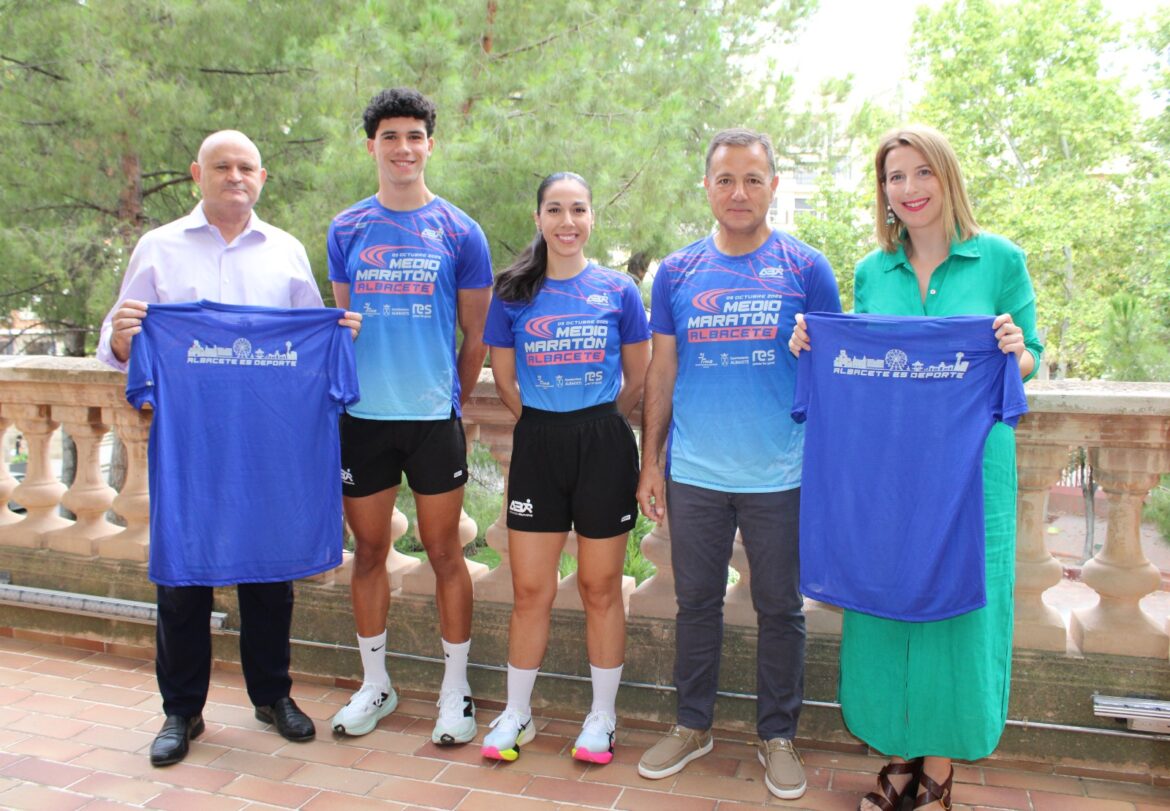 El alcalde, Manuel Serrano López, ha presentado la camiseta oficial de la XXVII...