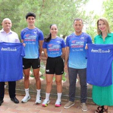 El alcalde, Manuel Serrano López, ha presentado la camiseta oficial de la XXVII...