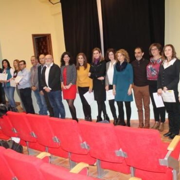Galería Multimedia27/12/2018Consejería de Economía, Empresas y EmpleoAlbaceteEn el acto de entrega de certificados de profesionalidad a las 10 alumnas que participaron en el Taller de Empleo “Barrax Sociosanitario”, junto a la alcaldesa de la localidad, Josefina NavarreteEl Plan Extraordinario ha beneficiado a 64 personas en situación de desempleo en Barrax gracias a los diferentes proyectos municipales presentados durante la legislaturaEl delegado de la Junta en Albacete ha explicado que este Plan de Empleo regional aprobado por el Gobierno del presidente Emiliano García-Page ha supuesto una inversión de 269.609 euros en Barrax, desde el año 2015 en el que comenzó su andadura. Además, ha remarcado que este Consistorio también apostó por el Programa “Garantía + 55” con 4 beneficiarios.
 
Pedro Antonio Ruiz Santos ha recordado grandes proyectos muy necesario para el futuro de esta localidad albaceteña como han sido el acondicionamiento y mejora de la CM-3135 y su conexión con La Roda, con una inversión de 2,2 millones de euros; la puesta en funcionamiento de la depuradora junto al grupo EDAR de Balazote, Lezuza, Tiriez y La Yunquera, en los que se ha destinado 4,5 millones de euros; o la ampliación del Centro de Día.
 
Por otro lado, el director provincial de Economía, Empresas y Empleo, Nicolás Merino ha valorado la apuesta del Ayuntamiento de Barrax por  la cualificación profesional, logrando dos Programas de Formación Dual con más de 150.000 euros; uno especializado en atención sociosanitaria a personas dependientes en instituciones sociales y otro de agricultura ecológica”
 
Barrax, 27 de diciembre de 2018.- El Plan Extraordinario por el Empleo aprobado en la legislatura por el Gobierno del presidente Emiliano García-Page ha supuesto una inversión de 269.609 euros en Barrax, en sus diferentes convocatorias realizadas desde el año 2015, beneficiando en su totalidad a 64 personas que se encontraban en situación de desempleo o necesitan una oportunidad laboral.
 
Estos datos de aplicación de políticas activas de empleo han sido desarrollados gracias a los 15 proyectos presentados por el Ayuntamiento de Barrax, a los que hay que añadir la adhesión de este Consistorio al Programa “Garantía + 55”, dirigido a personas que están percibiendo el subsidio de desempleados a partir de esa edad, garantizando al menos el Salario Mínimo Interprofesional (SIM) durante seis meses, beneficiando así a otras 4 personas más de este término municipal albaceteña.
 
Así lo ha puesto de manifiesto el delegado de la Junta en Albacete, Pedro Antonio Ruiz Santos remarcando que para estos Planes de Empleo, Ejecutivo autonómico han contado con la importante contribución de la Diputación provincial de Albacete y Ayuntamientos como Barrax que han apostado como “prioridad” por ofrecer oportunidad laboral de seis meses a personas que se encontraban en el paro.
 
Sólo la última convocatoria del Plan Extraordinario ha supuesto una oportunidad laboral en Barrax a 25 trabajadores, con un gasto de más de 85.000 euros para realizar estos proyectos de mejora de instalaciones y espacios municipales, durante los próximos meses.
 
Esta balance de políticas activas de empleo ha sido ofrecido por el delegado de la Junta en Albacete, durante el acto de entrega de certificados de profesionalidad a las 10 alumnas que participaron en el Taller de Empleo “Barrax Social”, junto al director provincial de Economía, Empresas y Empleo, Nicolás Merino; y la alcaldesa de Barrax, Josefina Navarrete.
 Formación por el Empleo en Barrax
 
El director provincial de Economía, Empresas y Empleo, Nicolás Merino ha felicitado al Ayuntamiento de Barrax y a su alcaldesa por la firme apuesta por la formación y la recualificación profesional, logrando que esta Administración local haya obtenido suficientes puntos para el desarrollo de dos Programas de Formación Dual, en las últimas 3 convocatorias, como han sido este Taller de Empleo clausurado hoy, especializado en atención sociosanitaria a personas dependientes en instituciones sociales, y otro de aprendizaje en “Agricultura ecológica” con 8 alumnos participantes y otros 70.000 euros de ayudas.
 
El taller “Barrax Sociosanitario” ha contado con conocimientos y prácticas para preparar y apoyar intervenciones dirigidas a personas dependientes y atención psicosocial, ha sido dirigido por Jesús Gonzalo Valdés de Grande y los monitores; Rosario Soledad Sánchez y Margatira Martínez.
 
Por su parte, la alcaldesa de Barrax, Josefina Navarrete ha agradecido al Gobierno del presidente Emiliano García-Page su apuesta por la formación y políticas de empleo, y ha resaltado que “el Plan Extraordinario, Garantía + 55, y Talleres de Empleo son también apuestas en la lucha contra la despoblación”.
 
Además, la primera edil ha apuntado que a estos programas de empleo también hay que añadir las dos personas beneficiadas del Garantía Juvenil, y que se encuentran realizando sus funciones laborales en el propio Ayuntamiento.
 Proyectos de Legislatura en Barrax
 
El delegado de la Junta en Albacete, Pedro Antonio Ruiz Santos también ha recordado que la Consejería de Fomento y de Bienestar Social han impulsado proyectos en infraestructuras necesarios para el futuro de Barrax como fueron el acondicionamiento y mejora de la CM-3135 entre esta localidad y La Roda, con una inversión de 2,2 millones de euros, la puesta en funcionamiento de la depuradora de este municipio albaceteño, junto a un grupo más amplio de Estaciones Depuradoras de Aguas Residuales (EDAR) conformado por las plantas de las localidades de Balazote, Barrax, Lezuza, Tiriez y La Yunquera, en los que se ha destinado 4,5 millones de euros; y la ampliación del Centro de Día.

      


      
      
    
    Enlace permanente: https://www.castillalamancha.es/node/284379
    

  
  





  
                
    
    
          

  
  





  
                
    
    
      
        
  
  
      
      
Galer&iacutea Multimedia

  
      
          
  
Acto de entrega de certificados de profesionalidad del Taller Empleo Barrax SociosanitarioDescargarActo de entrega de certificados de profesionalidad del Taller Empleo Barrax SociosanitarioDescargar