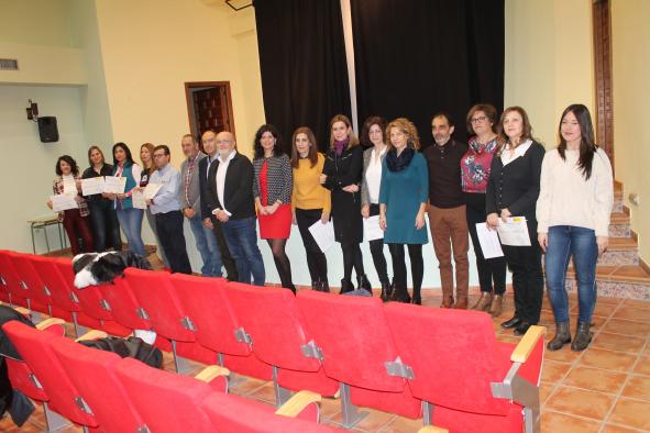 Galería Multimedia27/12/2018Consejería de Economía, Empresas y EmpleoAlbaceteEn el acto de entrega de certificados de profesionalidad a las 10 alumnas que participaron en el Taller de Empleo “Barrax Sociosanitario”, junto a la alcaldesa de la localidad, Josefina NavarreteEl Plan Extraordinario ha beneficiado a 64 personas en situación de desempleo en Barrax gracias a los diferentes proyectos municipales presentados durante la legislaturaEl delegado de la Junta en Albacete ha explicado que este Plan de Empleo regional aprobado por el Gobierno del presidente Emiliano García-Page ha supuesto una inversión de 269.609 euros en Barrax, desde el año 2015 en el que comenzó su andadura. Además, ha remarcado que este Consistorio también apostó por el Programa “Garantía + 55” con 4 beneficiarios.
 
Pedro Antonio Ruiz Santos ha recordado grandes proyectos muy necesario para el futuro de esta localidad albaceteña como han sido el acondicionamiento y mejora de la CM-3135 y su conexión con La Roda, con una inversión de 2,2 millones de euros; la puesta en funcionamiento de la depuradora junto al grupo EDAR de Balazote, Lezuza, Tiriez y La Yunquera, en los que se ha destinado 4,5 millones de euros; o la ampliación del Centro de Día.
 
Por otro lado, el director provincial de Economía, Empresas y Empleo, Nicolás Merino ha valorado la apuesta del Ayuntamiento de Barrax por  la cualificación profesional, logrando dos Programas de Formación Dual con más de 150.000 euros; uno especializado en atención sociosanitaria a personas dependientes en instituciones sociales y otro de agricultura ecológica”
 
Barrax, 27 de diciembre de 2018.- El Plan Extraordinario por el Empleo aprobado en la legislatura por el Gobierno del presidente Emiliano García-Page ha supuesto una inversión de 269.609 euros en Barrax, en sus diferentes convocatorias realizadas desde el año 2015, beneficiando en su totalidad a 64 personas que se encontraban en situación de desempleo o necesitan una oportunidad laboral.
 
Estos datos de aplicación de políticas activas de empleo han sido desarrollados gracias a los 15 proyectos presentados por el Ayuntamiento de Barrax, a los que hay que añadir la adhesión de este Consistorio al Programa “Garantía + 55”, dirigido a personas que están percibiendo el subsidio de desempleados a partir de esa edad, garantizando al menos el Salario Mínimo Interprofesional (SIM) durante seis meses, beneficiando así a otras 4 personas más de este término municipal albaceteña.
 
Así lo ha puesto de manifiesto el delegado de la Junta en Albacete, Pedro Antonio Ruiz Santos remarcando que para estos Planes de Empleo, Ejecutivo autonómico han contado con la importante contribución de la Diputación provincial de Albacete y Ayuntamientos como Barrax que han apostado como “prioridad” por ofrecer oportunidad laboral de seis meses a personas que se encontraban en el paro.
 
Sólo la última convocatoria del Plan Extraordinario ha supuesto una oportunidad laboral en Barrax a 25 trabajadores, con un gasto de más de 85.000 euros para realizar estos proyectos de mejora de instalaciones y espacios municipales, durante los próximos meses.
 
Esta balance de políticas activas de empleo ha sido ofrecido por el delegado de la Junta en Albacete, durante el acto de entrega de certificados de profesionalidad a las 10 alumnas que participaron en el Taller de Empleo “Barrax Social”, junto al director provincial de Economía, Empresas y Empleo, Nicolás Merino; y la alcaldesa de Barrax, Josefina Navarrete.
 Formación por el Empleo en Barrax
 
El director provincial de Economía, Empresas y Empleo, Nicolás Merino ha felicitado al Ayuntamiento de Barrax y a su alcaldesa por la firme apuesta por la formación y la recualificación profesional, logrando que esta Administración local haya obtenido suficientes puntos para el desarrollo de dos Programas de Formación Dual, en las últimas 3 convocatorias, como han sido este Taller de Empleo clausurado hoy, especializado en atención sociosanitaria a personas dependientes en instituciones sociales, y otro de aprendizaje en “Agricultura ecológica” con 8 alumnos participantes y otros 70.000 euros de ayudas.
 
El taller “Barrax Sociosanitario” ha contado con conocimientos y prácticas para preparar y apoyar intervenciones dirigidas a personas dependientes y atención psicosocial, ha sido dirigido por Jesús Gonzalo Valdés de Grande y los monitores; Rosario Soledad Sánchez y Margatira Martínez.
 
Por su parte, la alcaldesa de Barrax, Josefina Navarrete ha agradecido al Gobierno del presidente Emiliano García-Page su apuesta por la formación y políticas de empleo, y ha resaltado que “el Plan Extraordinario, Garantía + 55, y Talleres de Empleo son también apuestas en la lucha contra la despoblación”.
 
Además, la primera edil ha apuntado que a estos programas de empleo también hay que añadir las dos personas beneficiadas del Garantía Juvenil, y que se encuentran realizando sus funciones laborales en el propio Ayuntamiento.
 Proyectos de Legislatura en Barrax
 
El delegado de la Junta en Albacete, Pedro Antonio Ruiz Santos también ha recordado que la Consejería de Fomento y de Bienestar Social han impulsado proyectos en infraestructuras necesarios para el futuro de Barrax como fueron el acondicionamiento y mejora de la CM-3135 entre esta localidad y La Roda, con una inversión de 2,2 millones de euros, la puesta en funcionamiento de la depuradora de este municipio albaceteño, junto a un grupo más amplio de Estaciones Depuradoras de Aguas Residuales (EDAR) conformado por las plantas de las localidades de Balazote, Barrax, Lezuza, Tiriez y La Yunquera, en los que se ha destinado 4,5 millones de euros; y la ampliación del Centro de Día.

      


      
      
    
    Enlace permanente: https://www.castillalamancha.es/node/284379
    

  
  





  
                
    
    
          

  
  





  
                
    
    
      
        
  
  
      
      
Galer&iacutea Multimedia

  
      
          
  
Acto de entrega de certificados de profesionalidad del Taller Empleo Barrax SociosanitarioDescargarActo de entrega de certificados de profesionalidad del Taller Empleo Barrax SociosanitarioDescargar