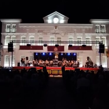 Una plaza de España abarrotada de público ha disfrutado del concierto de feria de la Unión Musical Ciudad de Tomelloso - SURCO CLM, Diario digital