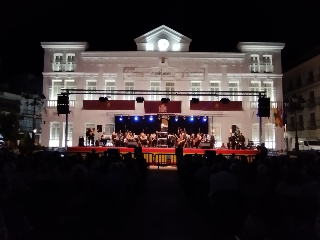 Una plaza de España abarrotada de público ha disfrutado del concierto de feria de la Unión Musical Ciudad de Tomelloso - SURCO CLM, Diario digital