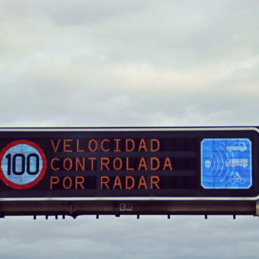 Cartel luminoso de aviso de radares