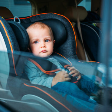 Bebé sentado en silla de coche para bebés