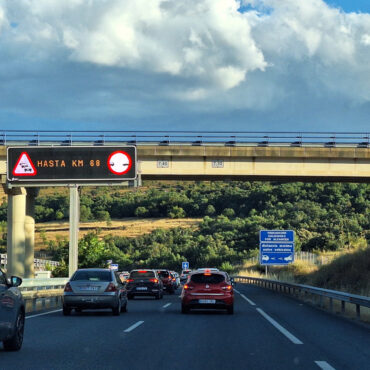 Autopista con vehículos circulando
