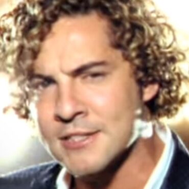 David Bisbal - Esclavo De Sus Besos