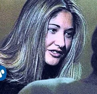 Ella Baila Sola - Amores De Barra [Official Music Video]