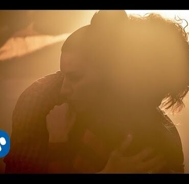 Laura Pausini - Entre Tù Y Mil Mares with Melendi (Official Video)