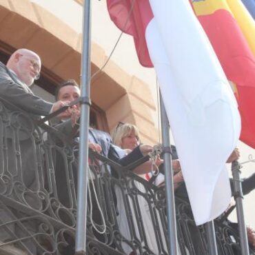 Acto de izado de banderas en Caudete