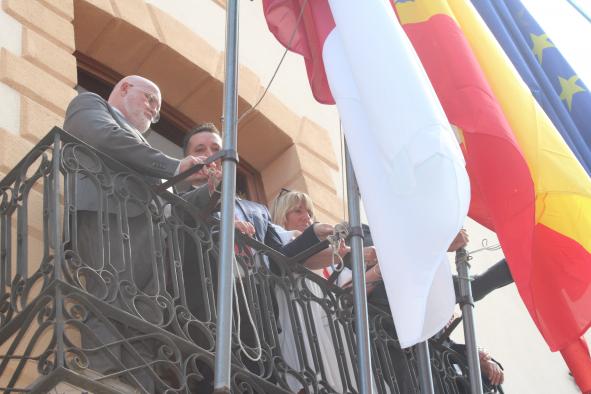 Acto de izado de banderas en Caudete