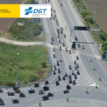 Vista aérea de carretera con motocicletas