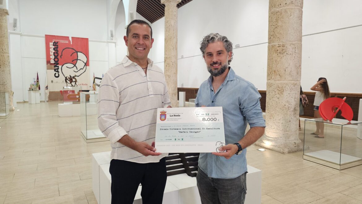 El ganador de la IV certamen ‘Rafael Canogar’ recibe en La Roda su premio




23 de junio, 2025





AyuntamientoCultura