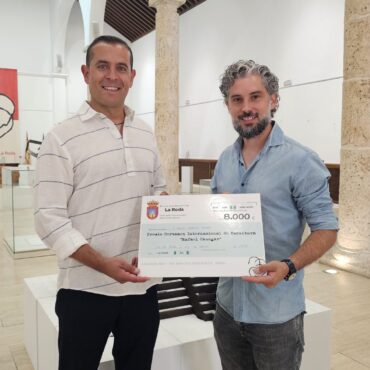El ganador de la IV certamen ‘Rafael Canogar’ recibe en La Roda su premio




23 de junio, 2025





AyuntamientoCultura