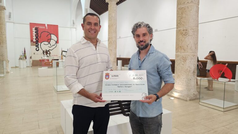 El ganador de la IV certamen ‘Rafael Canogar’ recibe en La Roda su premio




23 de junio, 2025





AyuntamientoCultura