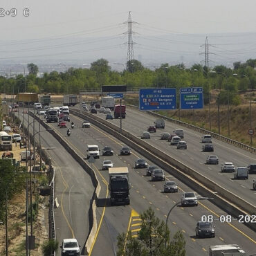 Cortes por obras en los accesos al estadio Metropolitano
						
								Fecha actualización: 08 agosto 2023
						Permanecerán cortados al tráfico, hasta el verano de 2024, tanto el acceso desde la vía de servicio de la M-40, que recoge el tráfico procedente de la M-14 y la M-21 al estadio y a la Glorieta de Arcentales, como la salida 10 de la M-40 a la vía de servicio.
También quedará cortado el acceso desde la Avenida de Arcentales a la M-40 Sur (sentido creciente).
Tráfico recomienda evitar la zona en la medida de lo posible, así como utilizar el itinerario alternativo, debidamente señalizado, por la salida 12 de la calzada derecha de la M-40 “Carretera de Canillejas-Vicálvaro”
						
								
									
									Obras
									    Autopistas/Autovías
									    Mantenimiento
									    Señalización
									    Tráfico
									    viajes
									    
							
						
			
				
					 
						 
							X
						
					
					
						 
						Facebook
						
						
					
					
						 
							Mail
						
					
					
						 
							Copiar URL
	
					
					
						 
							Mostrar QR
						
					
				
			
			
				
					
						 Ampliar letra