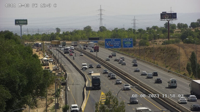 Cortes por obras en los accesos al estadio Metropolitano
						
								Fecha actualización: 08 agosto 2023
						Permanecerán cortados al tráfico, hasta el verano de 2024, tanto el acceso desde la vía de servicio de la M-40, que recoge el tráfico procedente de la M-14 y la M-21 al estadio y a la Glorieta de Arcentales, como la salida 10 de la M-40 a la vía de servicio.
También quedará cortado el acceso desde la Avenida de Arcentales a la M-40 Sur (sentido creciente).
Tráfico recomienda evitar la zona en la medida de lo posible, así como utilizar el itinerario alternativo, debidamente señalizado, por la salida 12 de la calzada derecha de la M-40 “Carretera de Canillejas-Vicálvaro”
						
								
									
									Obras
									    Autopistas/Autovías
									    Mantenimiento
									    Señalización
									    Tráfico
									    viajes
									    
							
						
			
				
					 
						 
							X
						
					
					
						 
						Facebook
						
						
					
					
						 
							Mail
						
					
					
						 
							Copiar URL
	
					
					
						 
							Mostrar QR
						
					
				
			
			
				
					
						 Ampliar letra
