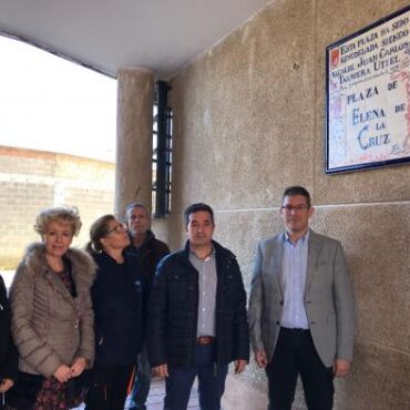 Galería Multimedia06/12/2018Consejería de FomentoAlbaceteJunto al alcalde de Madrigueras, Juan Carlos Talavera, y la diputada provincial, María Victoria Leal, en este acto de homenaje a la anterior titular de la Consejería de FomentoEl Gobierno regional y el Ayuntamiento de Madrigueras inauguran la Plaza “Elena de la Cruz” tras la remodelación realizada en este espacio interior de viviendas de promoción públicaEl director provincial de Fomento ha explicado que estas obras de adecuación han contado con el desarrollo de varios proyectos del Plan Extraordinario por el Empleo, y con una inversión de 49.000 euros del Ejecutivo autonómico, en virtud de la concesión de subvenciones a entidades locales de la Dirección General de Vivienda y Urbanismo, posibilitando ayudas para material de rehabilitación de viviendas de titularidad de la Junta.
 
César López Ballesteros ha destacado que esta actuación ha supuesto “la eliminación de barreras arquitectónicas, mejoras de accesibilidad, la implantación de una iluminación de bajo consumo con eficiencia energética y la recuperación de este espacio de ocio para los vecinos”.
 
Madrigueras, 6 de diciembre de 2018.- El Gobierno regional y el Ayuntamiento de Madrigueras han inaugurado la remodelación de la plaza “Elena de la Cruz”, una actuación realizada en el interior de un conjunto de viviendas de la Junta de Comunidades de Castilla-La Mancha en esta localidad albaceteña.
 
El director provincial de Fomento, César López Ballesteros ha acompañado al alcalde de Madrigueras, Juan Carlos Talavera, y a la diputada provincial, María Victoria Leal, en este acto institucional, en el que se ha homenajeado a la anterior titular de la Consejería de Fomento, descubriendo una placa en su memoria.
 
López Ballesteros ha explicado que estas obras de adecuación han contado con el desarrollo de varios proyectos del Plan Extraordinario por el Empleo por parte del Consistorio municipal, y con una inversión de 49.000 euros del Ejecutivo autonómico, en virtud de la concesión de subvenciones a entidades locales y entidades sin ánimo de lucro de la Dirección General de Vivienda y Urbanismo, posibilitando ayudas para la contratación de personas  desempleadas, en el marco de los planes de empleo, y que se destinarán a actuaciones y material de rehabilitación de viviendas de promoción pública.
 
“Con la remodelación de esta plaza pública de Madrigueras se han eliminado barreras arquitectónicas, favoreciendo la accesibilidad, y dotando de nuevos espacios de ocio para los vecinos”, ha apuntado el director provincial.
 
Por último, César López Ballesteros también ha destacado la apuesta que se ha realizado para implantar la iluminación de bajo consumo, y eficiencia energética en esta Plaza; la importancia de recuperar esta Plaza, y ha agradecido al Ayuntamiento de este municipio de La Manchuela, esta colaboración y el homenaje brindado a la ex consejera, impulsora de estas actuación de regeneración y adecuación urbana.

      


      
      
    
    Enlace permanente: https://www.castillalamancha.es/node/283235
    

  
  





  
                
    
    
          

  
  





  
                
    
    
      
        
  
  
      
      
Galer&iacutea Multimedia

  
      
          
  
Acto de inauguración de la Plaza "Elena de la Cruz" en MadriguerasDescargarActo de inauguración de la Plaza "Elena de la Cruz" en MadriguerasDescargar