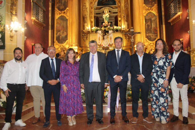 El diputado nacional del PP por Albacete Antonio Martínez Gómez; junto con la di...