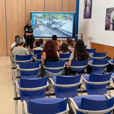 Hoy hemos podido disfrutar de la visita de la escuela de verano “Cuca Daro” nues...