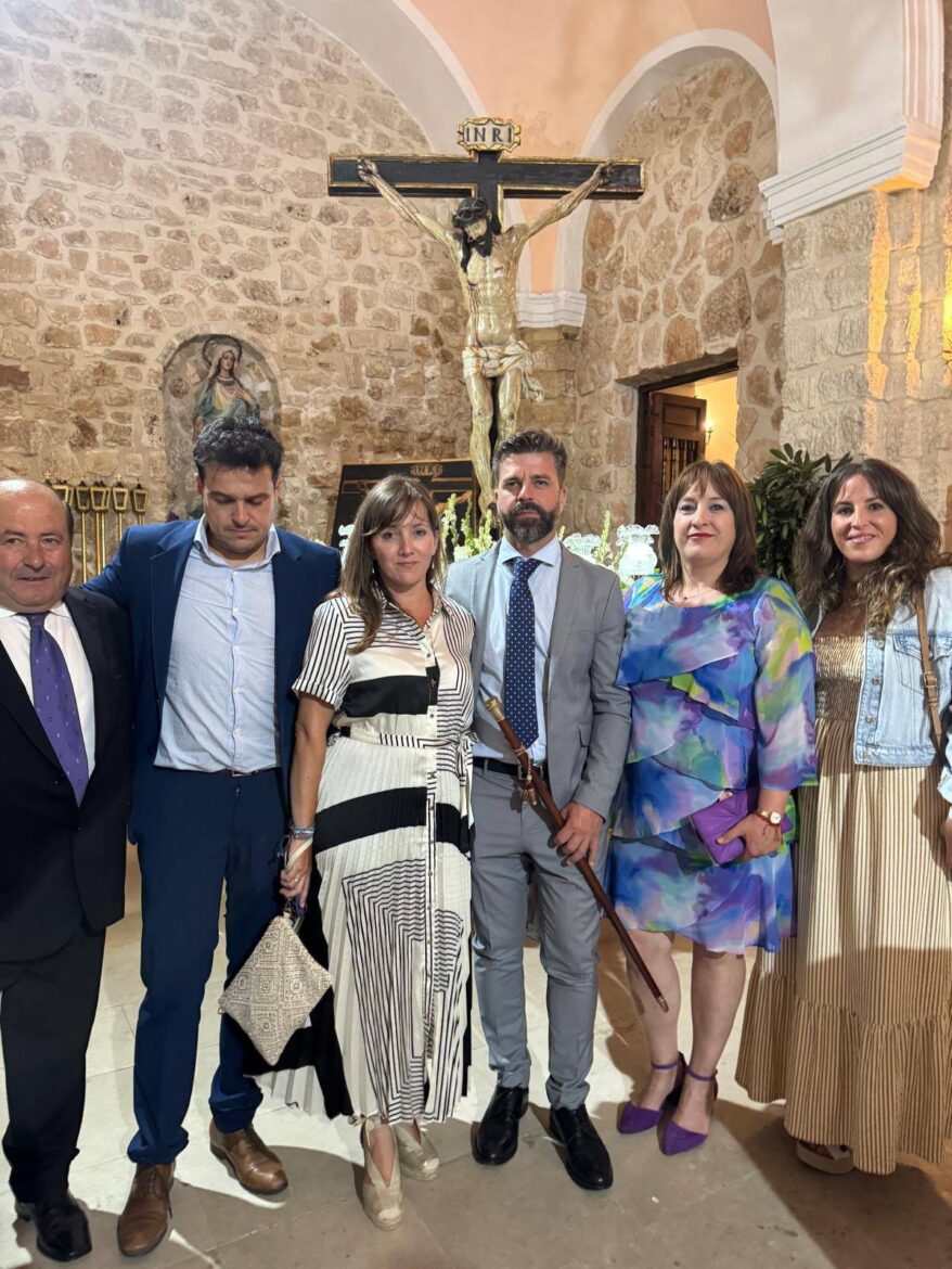La diputada del PP-CLM por Albacete, Tania Andicoberry, junto con el alcalde de ...