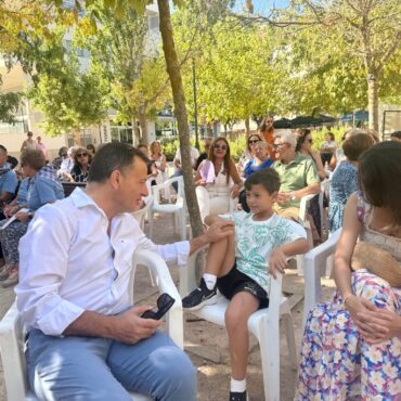 Manuel Serrano acompaña a los vecinos de Cañicas-Imaginalia en la clausura de su...