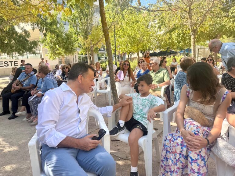 Manuel Serrano acompaña a los vecinos de Cañicas-Imaginalia en la clausura de su...
