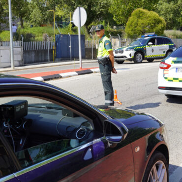 Crecen los conductores denunciados por no respetar los límites de velocidad
						
								Fecha actualización: 19 agosto 2025
						En los siete días de campaña, los agentes de la Agrupación de Tráfico de la Guardia Civil establecieron 2.793 puntos de control de velocidad para controlar un total de 1.021.303 vehículos de los que 68.662 (6,7%) fueron denunciados.
Se trata de un porcentaje ligeramente superior al registrado en la última campaña realizada en el mes de abril y que sigue la tendencia al alza de las últimas campañas de vigilancia intensiva de este factor de riesgo de los siniestros de tráfico.
Más de la mitad de las denuncias formuladas, el 53,2%, fueron a conductores que circulaban por autopistas y autovías, mientras que el 44,9% se formularon a conductores que lo hacían por carreteras convencionales.
11 conductores fueron puestos a disposición judicial por exceder en más de 80 km/h la velocidad permitida en la vía, tal y como recoge el artículo 379.1 del Código Penal.
						
								
									
									Seguridad Vial
									    Autopistas/Autovías
									    Campaña de Vigilancia
									    Control
									    denuncias
									    Velocidad
									    
							
						
			
				
					 
						 
							X
						
					
					
						 
						Facebook
						
						
					
					
						 
							Mail
						
					
					
						 
							Copiar URL
	
					
					
						 
							Mostrar QR
						
					
				
			
			
				
					
						 Ampliar letra