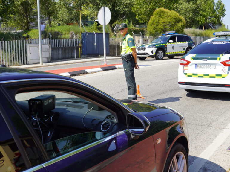 Crecen los conductores denunciados por no respetar los límites de velocidad
						
								Fecha actualización: 19 agosto 2025
						En los siete días de campaña, los agentes de la Agrupación de Tráfico de la Guardia Civil establecieron 2.793 puntos de control de velocidad para controlar un total de 1.021.303 vehículos de los que 68.662 (6,7%) fueron denunciados.
Se trata de un porcentaje ligeramente superior al registrado en la última campaña realizada en el mes de abril y que sigue la tendencia al alza de las últimas campañas de vigilancia intensiva de este factor de riesgo de los siniestros de tráfico.
Más de la mitad de las denuncias formuladas, el 53,2%, fueron a conductores que circulaban por autopistas y autovías, mientras que el 44,9% se formularon a conductores que lo hacían por carreteras convencionales.
11 conductores fueron puestos a disposición judicial por exceder en más de 80 km/h la velocidad permitida en la vía, tal y como recoge el artículo 379.1 del Código Penal.
						
								
									
									Seguridad Vial
									    Autopistas/Autovías
									    Campaña de Vigilancia
									    Control
									    denuncias
									    Velocidad
									    
							
						
			
				
					 
						 
							X
						
					
					
						 
						Facebook
						
						
					
					
						 
							Mail
						
					
					
						 
							Copiar URL
	
					
					
						 
							Mostrar QR
						
					
				
			
			
				
					
						 Ampliar letra