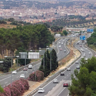 Tráfico tiene lista su Operación Especial de Semana Santa con más de 15,8 millones de desplazamientos previstos por carretera
						
								Fecha actualización: 09 abril 2025
						Este dato supone un incremento del 2,47% sobre las cifras del año 2024.
En la primera fase, que comienza este viernes 11 a las 15:00 horas y se desarrollará hasta la medianoche del domingo 13, están previstos 4.230.000 millones de desplazamientos.
La pasada Semana Santa se registraron 24 siniestros mortales en los que fallecieron 27 personas.
						
								
									
									Accidentes
									    Distracciones
									    Autopistas/Autovías
									    Campaña
									    Convencionales
									    Operación especial
									    Siniestralidad
									    Tráfico
									    Victimas
									    vigilancia
									    
							
						
			
				
					 
						 
							X
						
					
					
						 
						Facebook
						
						
					
					
						 
							Mail
						
					
					
						 
							Copiar URL
	
					
					
						 
							Mostrar QR
						
					
				
			
			
				
					
						 Ampliar letra
