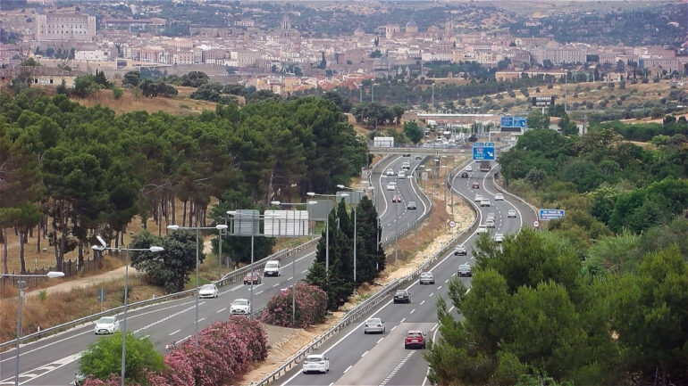 Tráfico tiene lista su Operación Especial de Semana Santa con más de 15,8 millones de desplazamientos previstos por carretera
						
								Fecha actualización: 09 abril 2025
						Este dato supone un incremento del 2,47% sobre las cifras del año 2024.
En la primera fase, que comienza este viernes 11 a las 15:00 horas y se desarrollará hasta la medianoche del domingo 13, están previstos 4.230.000 millones de desplazamientos.
La pasada Semana Santa se registraron 24 siniestros mortales en los que fallecieron 27 personas.
						
								
									
									Accidentes
									    Distracciones
									    Autopistas/Autovías
									    Campaña
									    Convencionales
									    Operación especial
									    Siniestralidad
									    Tráfico
									    Victimas
									    vigilancia
									    
							
						
			
				
					 
						 
							X
						
					
					
						 
						Facebook
						
						
					
					
						 
							Mail
						
					
					
						 
							Copiar URL
	
					
					
						 
							Mostrar QR
						
					
				
			
			
				
					
						 Ampliar letra